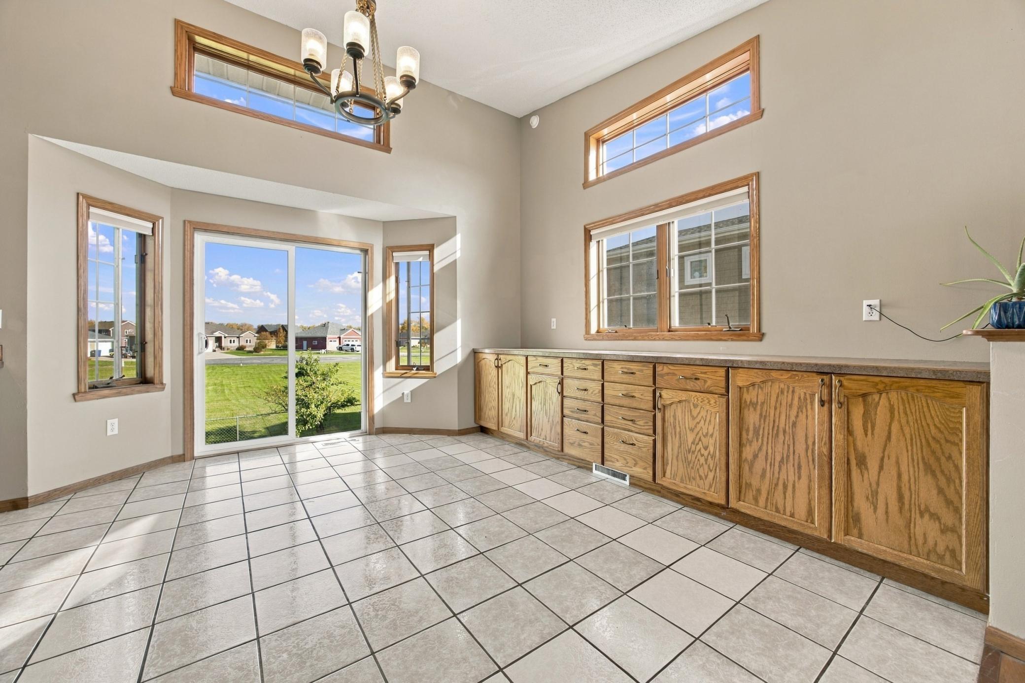 1993 single family home for sale at 816 9th Avenue NE in Dilworth, MN — 5 bed, 3 bath (photo 6 of 30)