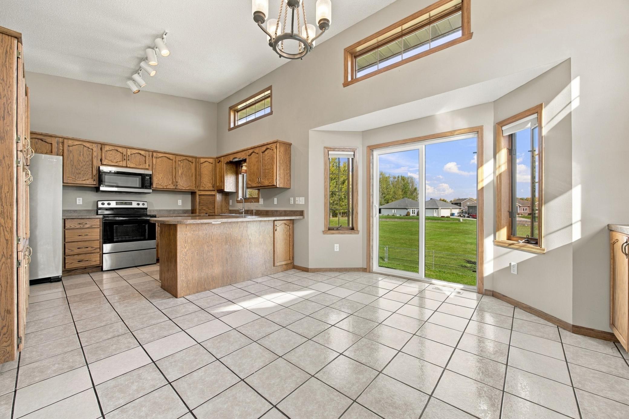 1993 single family home for sale at 816 9th Avenue NE in Dilworth, MN — 5 bed, 3 bath (photo 7 of 30)