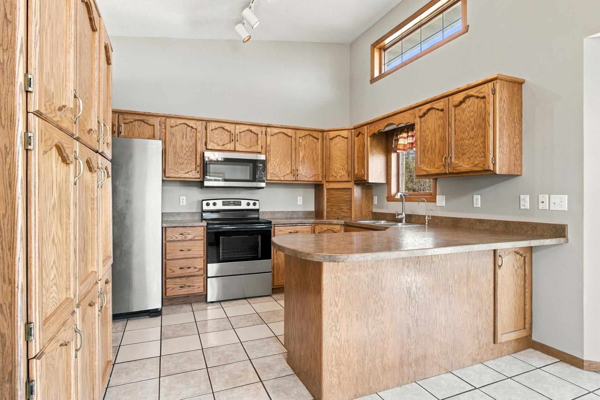 1993 single family home for sale at 816 9th Avenue NE in Dilworth, MN — 5 bed, 3 bath (photo 8 of 30)