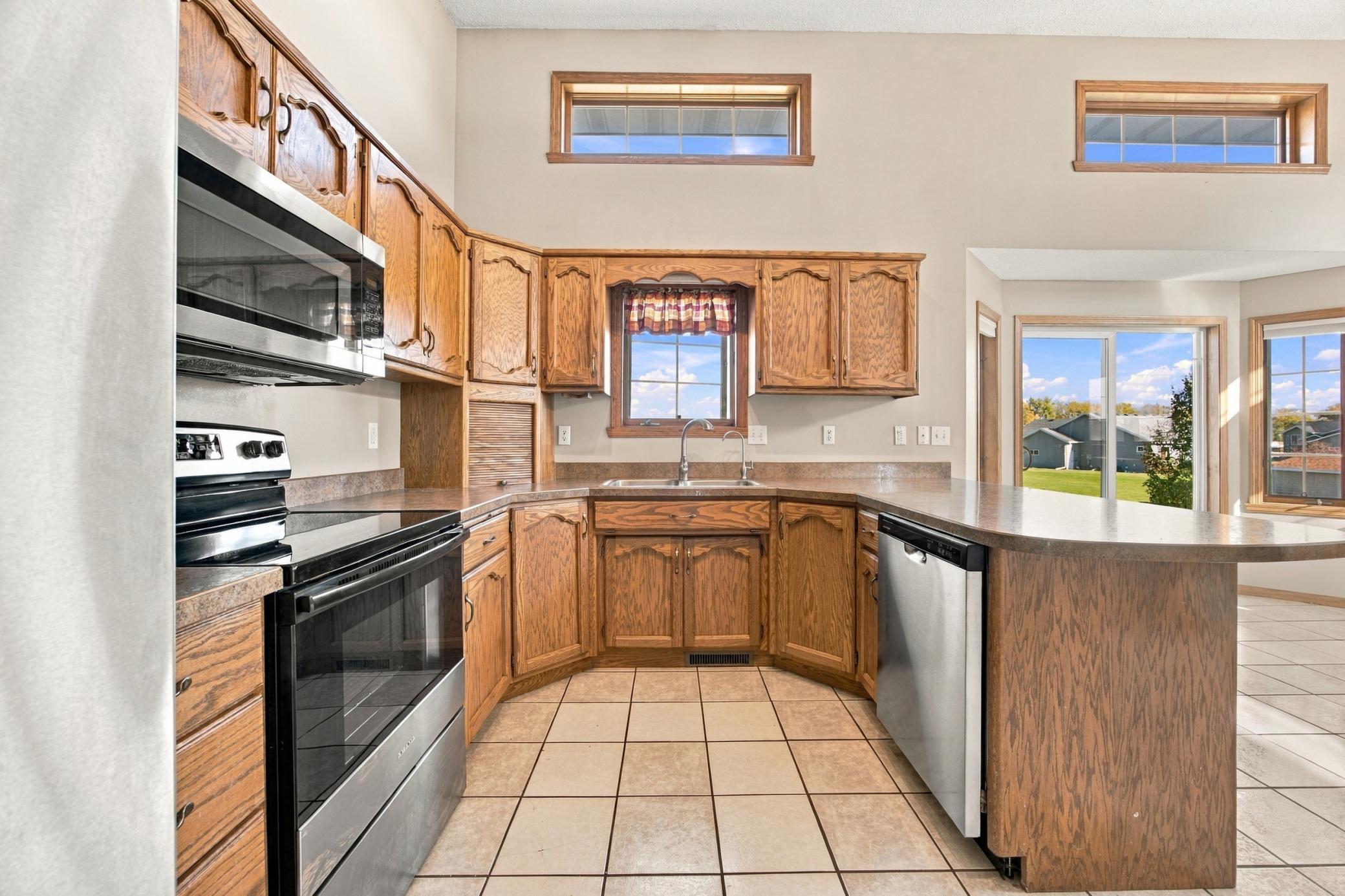 1993 single family home for sale at 816 9th Avenue NE in Dilworth, MN — 5 bed, 3 bath (photo 10 of 30)