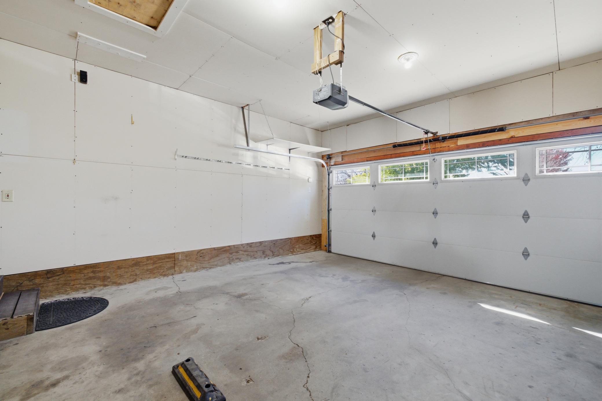 1993 single family home for sale at 1407 7th Street W in West Fargo, ND — 4 bed, 2 bath (photo 35 of 57)