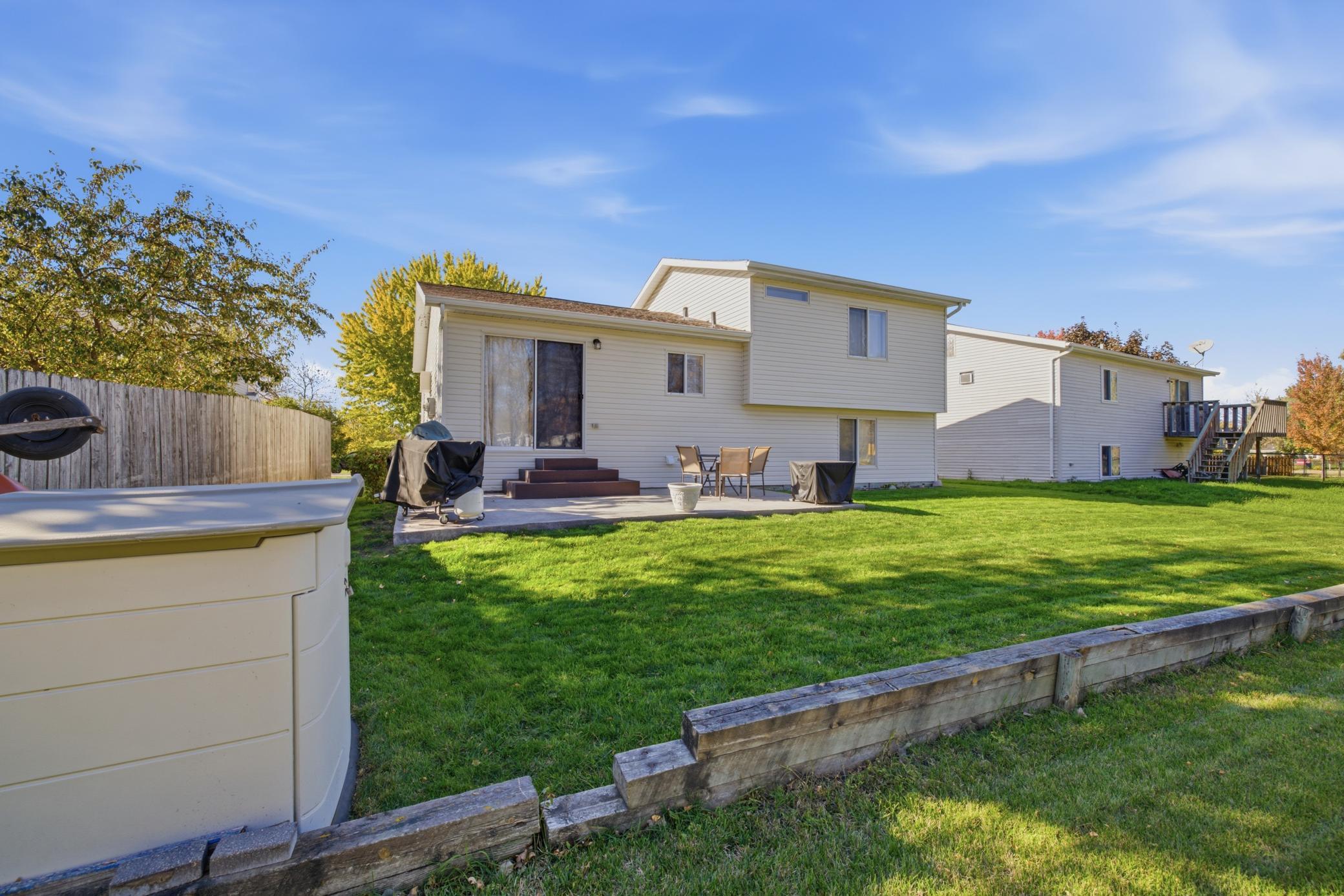 1993 single family home for sale at 1407 7th Street W in West Fargo, ND — 4 bed, 2 bath (photo 38 of 57)