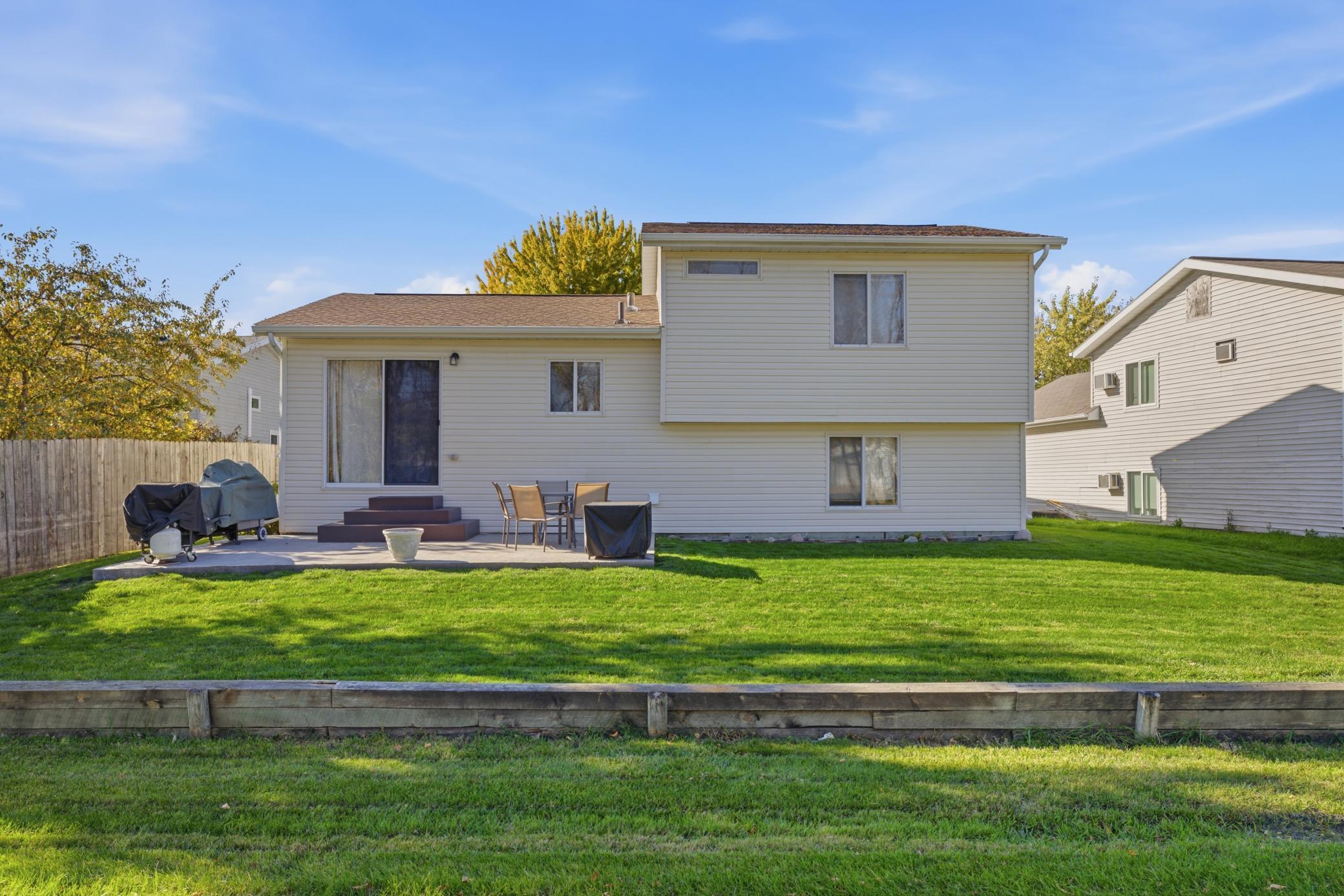 1993 single family home for sale at 1407 7th Street W in West Fargo, ND — 4 bed, 2 bath (photo 40 of 57)