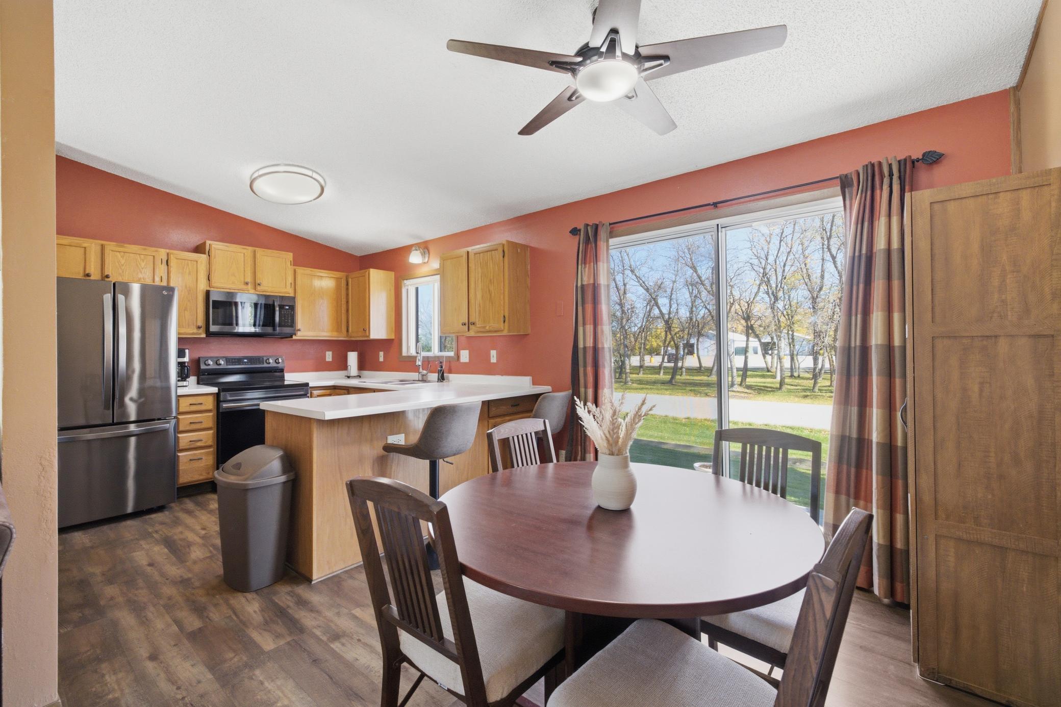 1993 single family home for sale at 1407 7th Street W in West Fargo, ND — 4 bed, 2 bath (photo 5 of 57)
