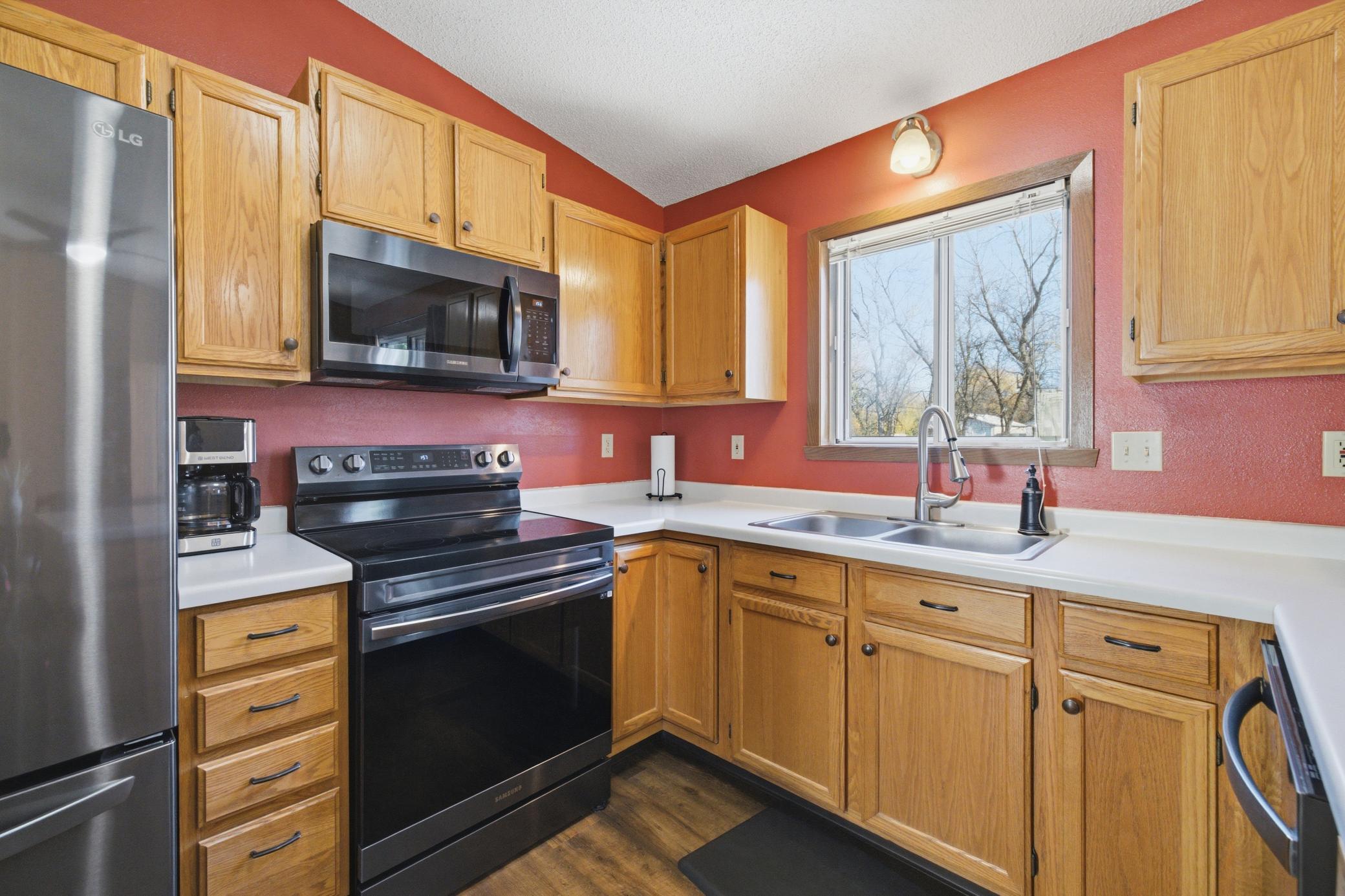 1993 single family home for sale at 1407 7th Street W in West Fargo, ND — 4 bed, 2 bath (photo 8 of 57)