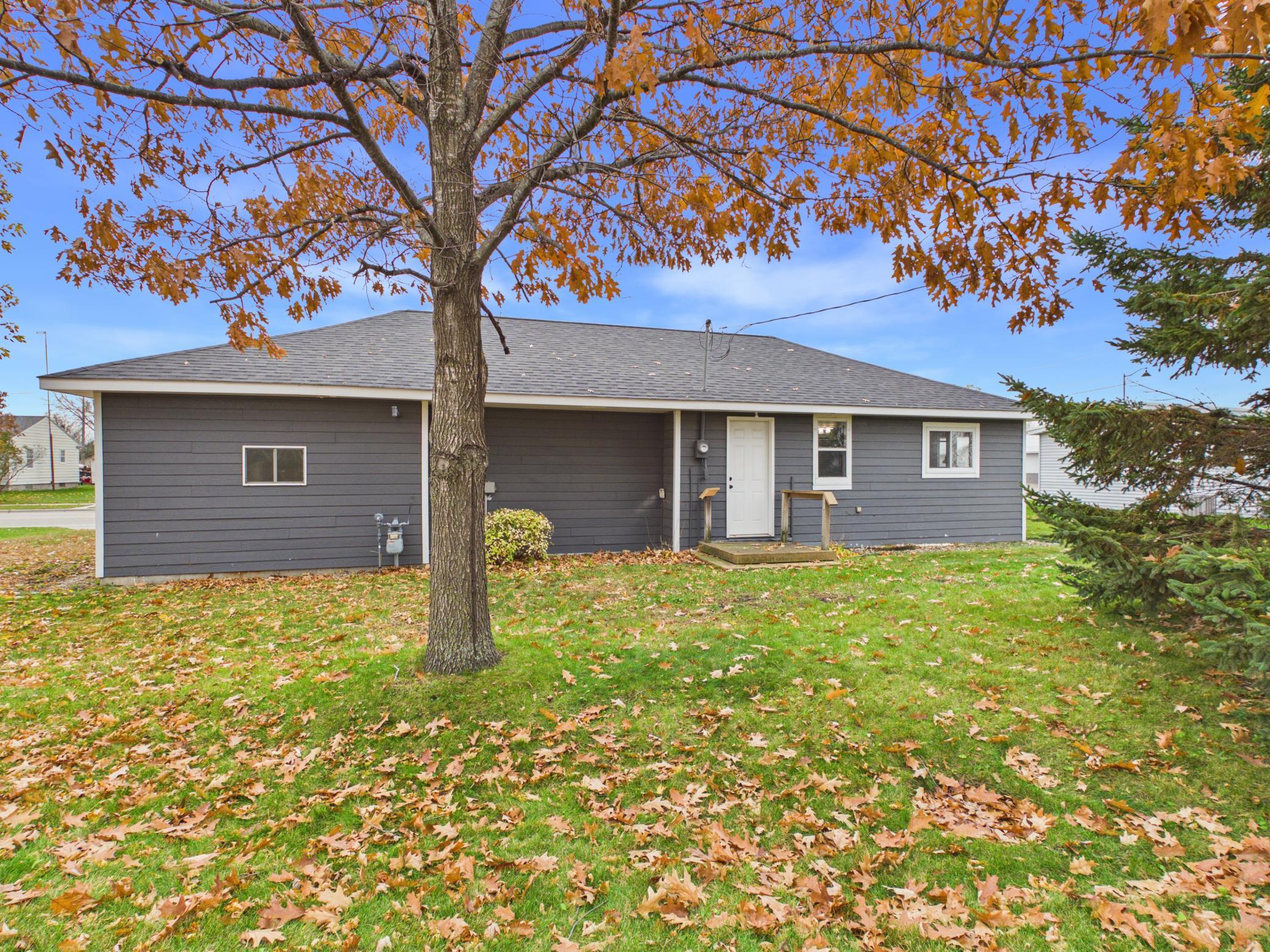 1958 single family home for sale at 323 Main Street E in Eagle Bend, MN — 2 bed, 1 bath (photo 2 of 20)