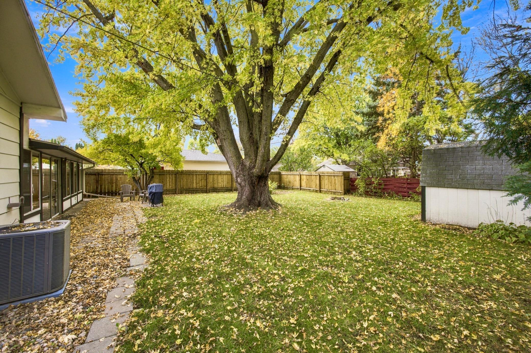 1969 single family home for sale at 1911 18th Street S in Moorhead, MN — 3 bed, 2 bath (photo 26 of 31)