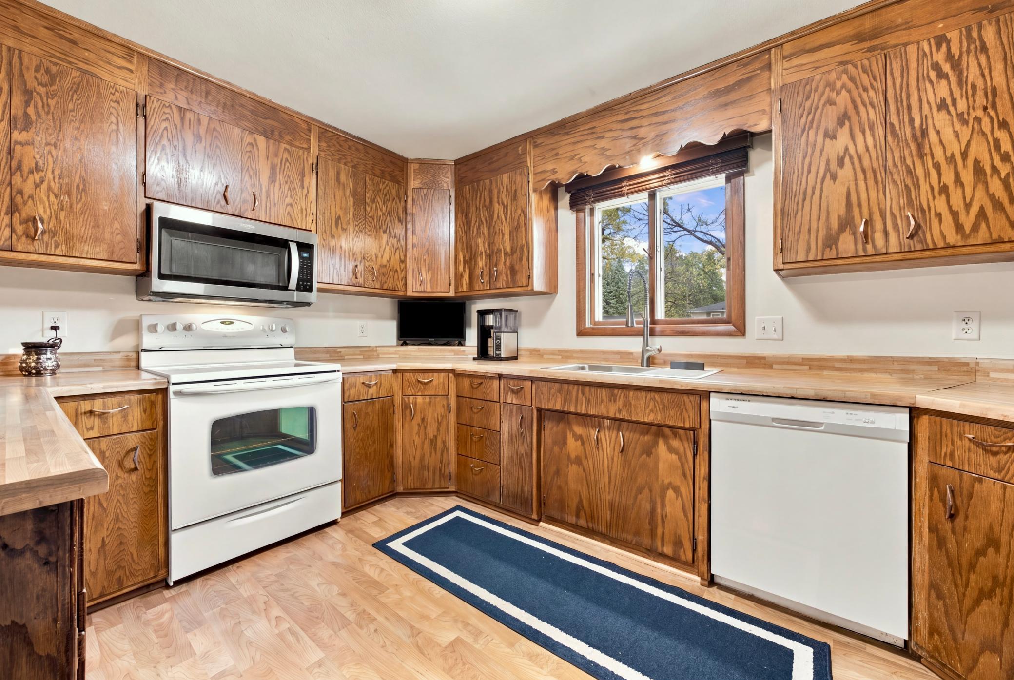 1969 single family home for sale at 1911 18th Street S in Moorhead, MN — 3 bed, 2 bath (photo 6 of 31)