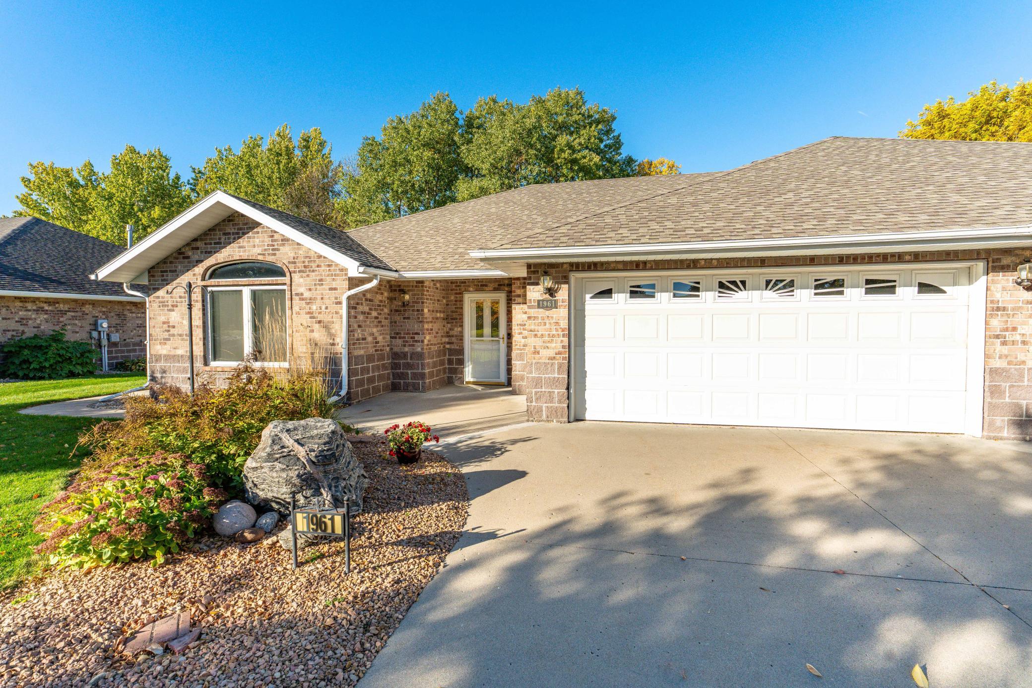 2000 townhouse for sale at 1961 Oakwood View in Fergus Falls, MN — 2 bed, 3 bath (photo 2 of 64)