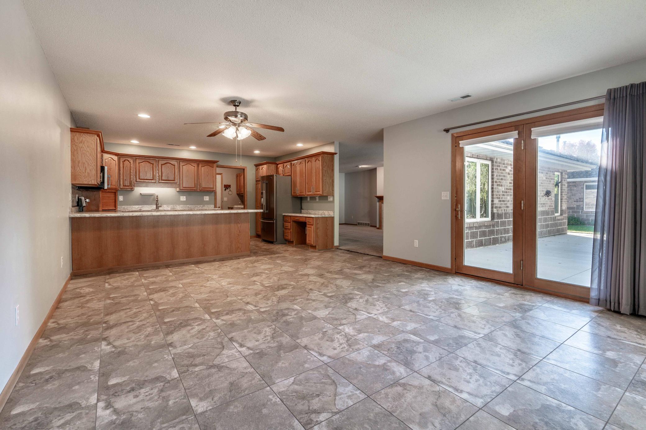 2000 townhouse for sale at 1961 Oakwood View in Fergus Falls, MN — 2 bed, 3 bath (photo 12 of 64)