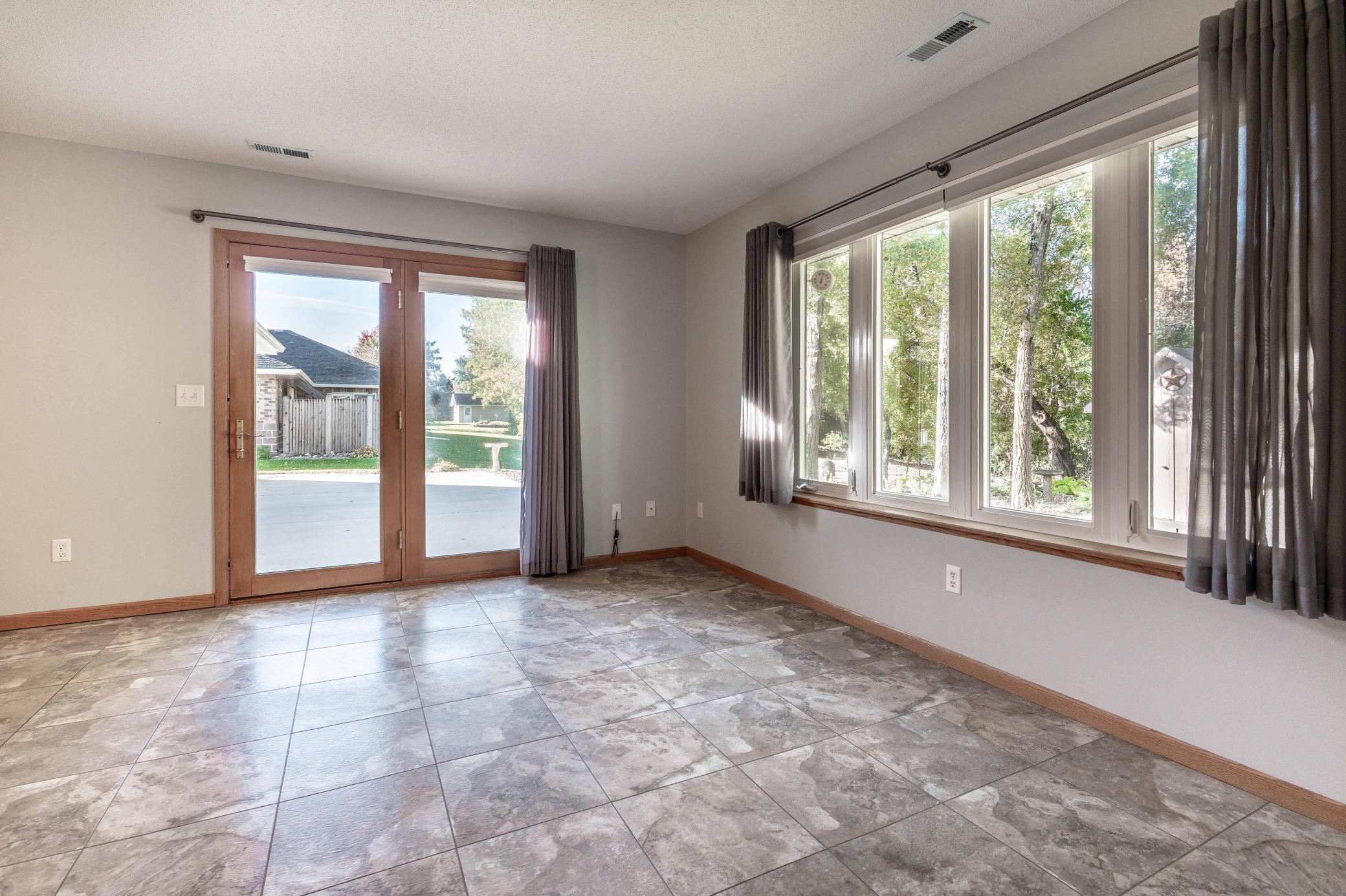 2000 townhouse for sale at 1961 Oakwood View in Fergus Falls, MN — 2 bed, 3 bath (photo 15 of 64)