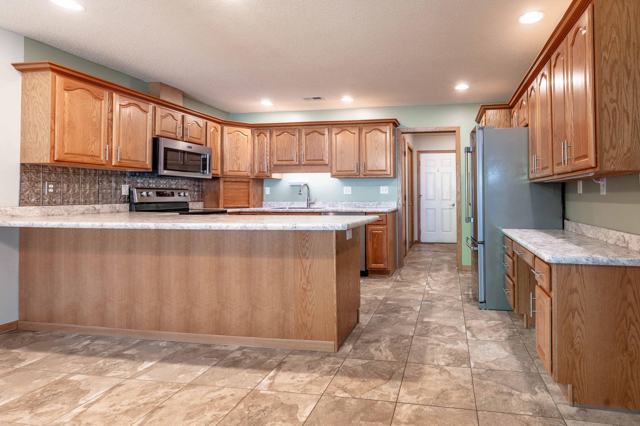 2000 townhouse for sale at 1961 Oakwood View in Fergus Falls, MN — 2 bed, 3 bath (photo 18 of 64)