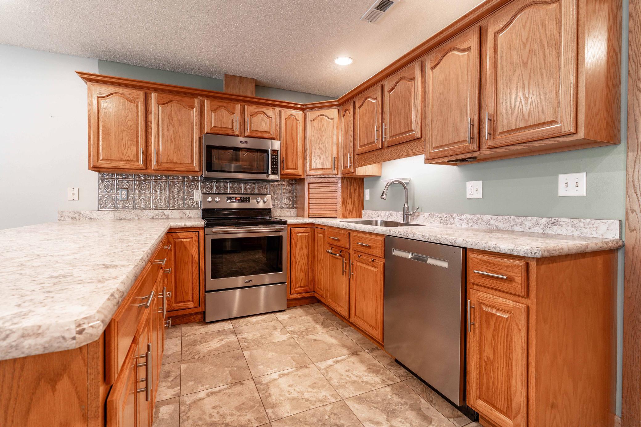 2000 townhouse for sale at 1961 Oakwood View in Fergus Falls, MN — 2 bed, 3 bath (photo 20 of 64)
