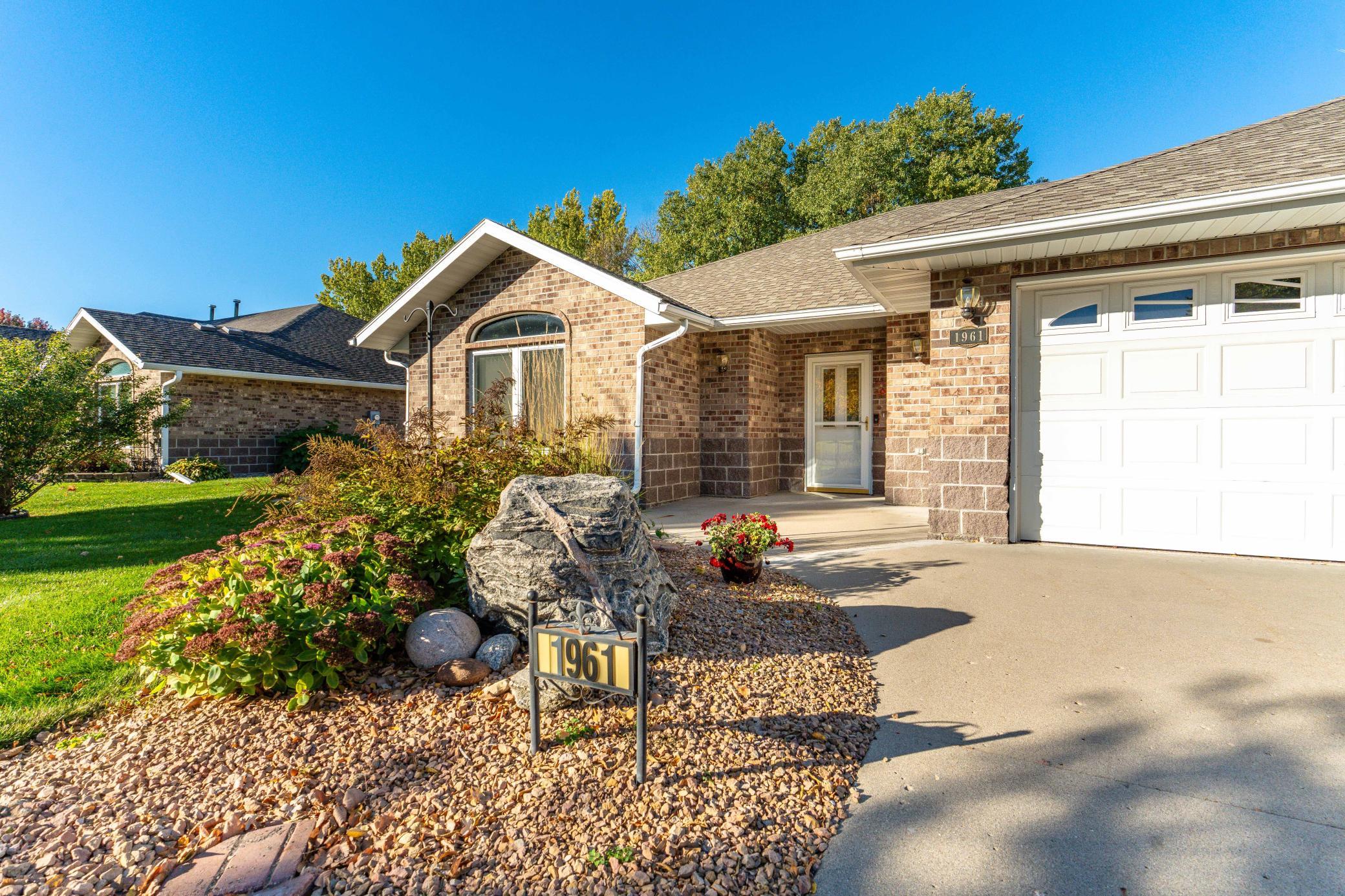 2000 townhouse for sale at 1961 Oakwood View in Fergus Falls, MN — 2 bed, 3 bath (photo 3 of 64)
