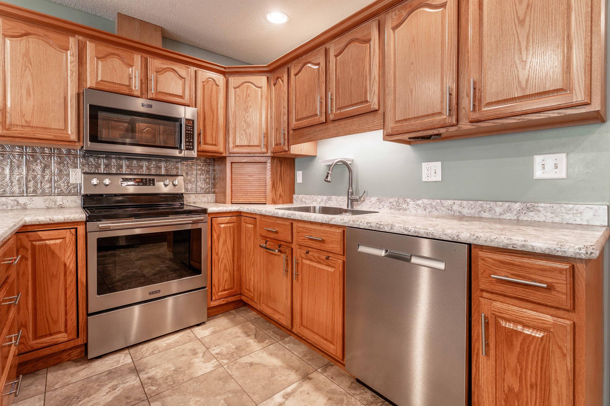 2000 townhouse for sale at 1961 Oakwood View in Fergus Falls, MN — 2 bed, 3 bath (photo 21 of 64)