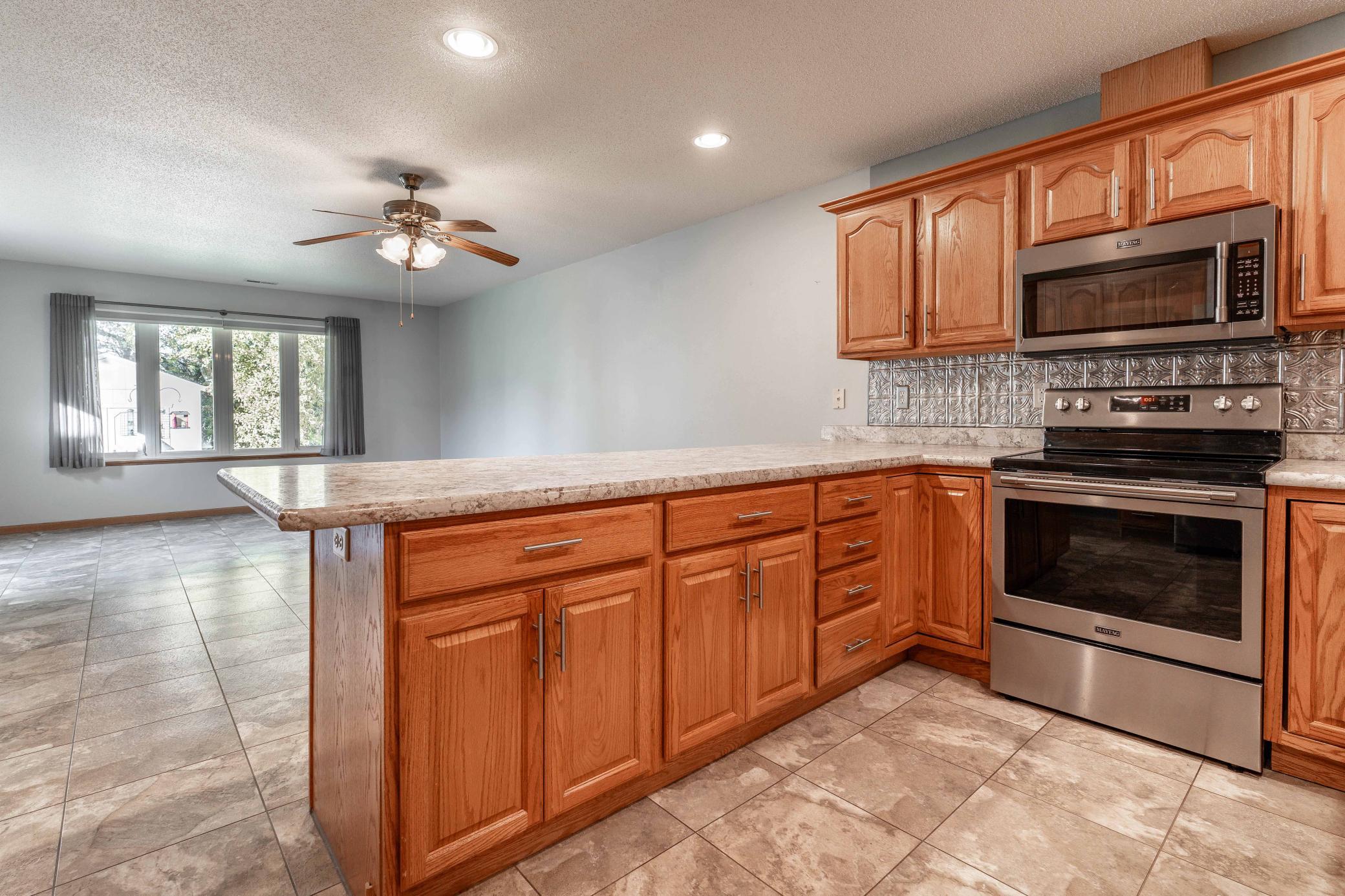 2000 townhouse for sale at 1961 Oakwood View in Fergus Falls, MN — 2 bed, 3 bath (photo 22 of 64)