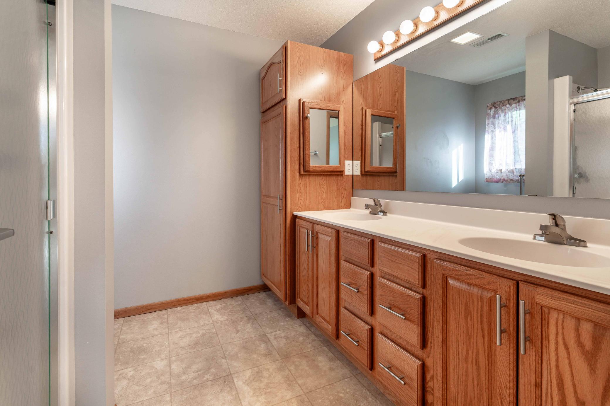 2000 townhouse for sale at 1961 Oakwood View in Fergus Falls, MN — 2 bed, 3 bath (photo 29 of 64)