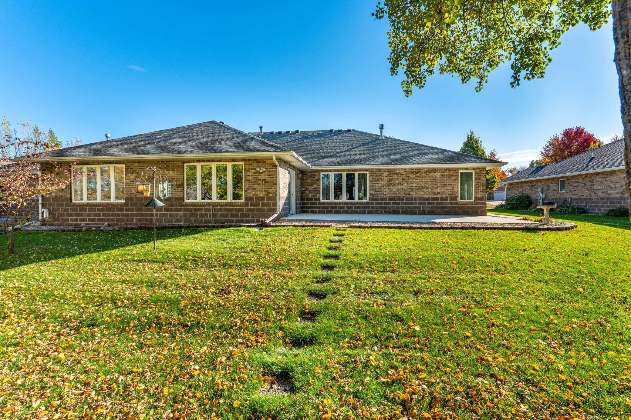 2000 townhouse for sale at 1961 Oakwood View in Fergus Falls, MN — 2 bed, 3 bath (photo 4 of 64)