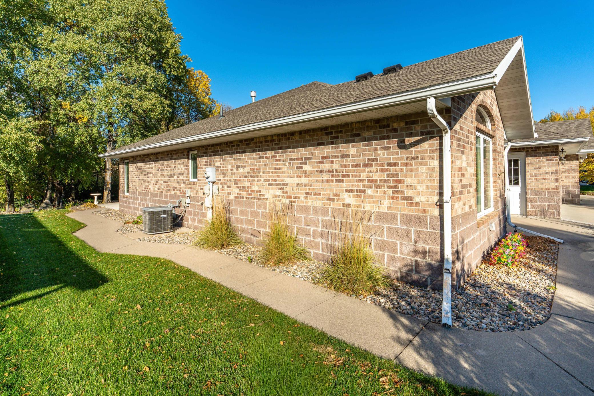 2000 townhouse for sale at 1961 Oakwood View in Fergus Falls, MN — 2 bed, 3 bath (photo 40 of 64)