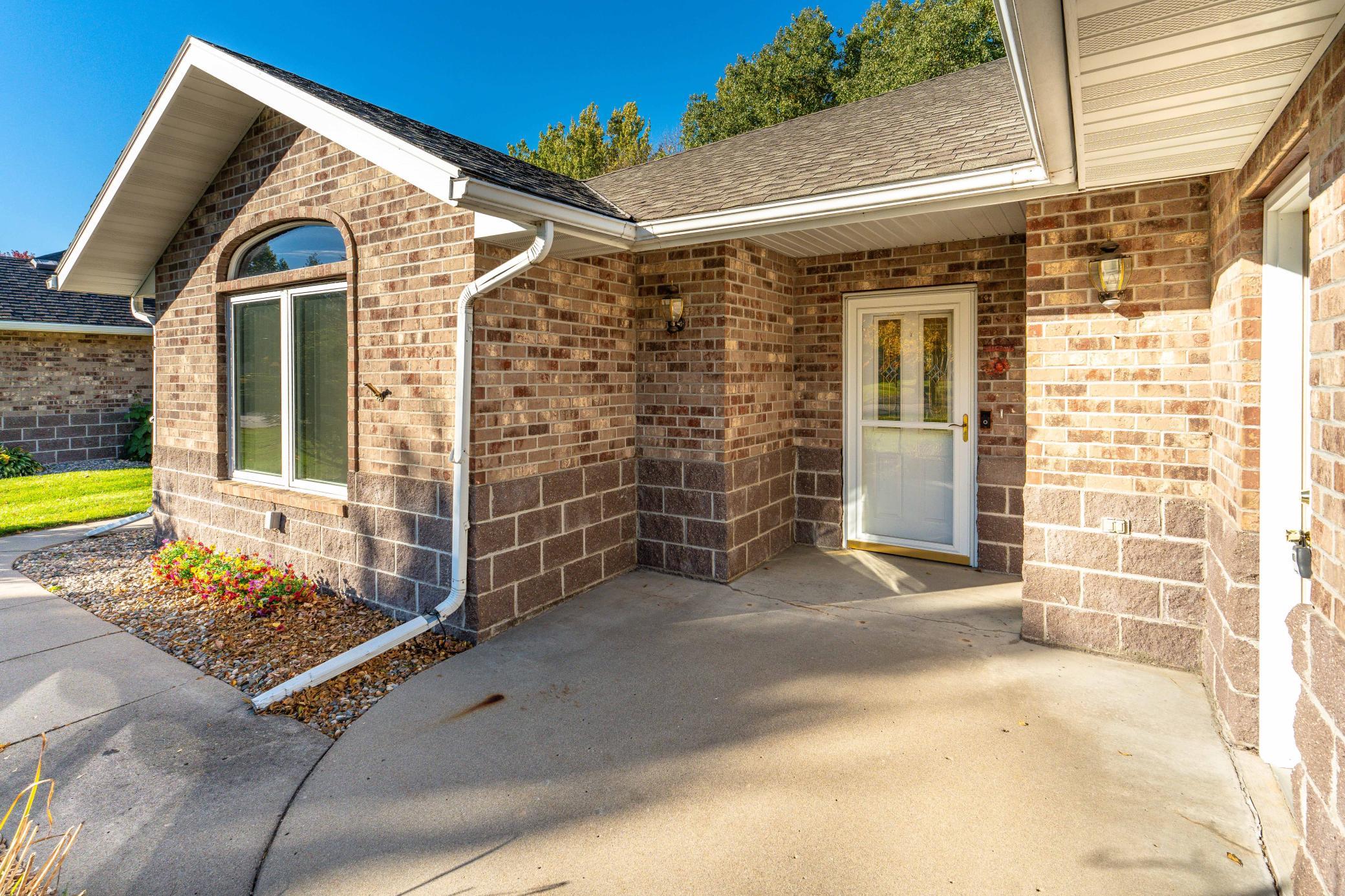 2000 townhouse for sale at 1961 Oakwood View in Fergus Falls, MN — 2 bed, 3 bath (photo 6 of 64)
