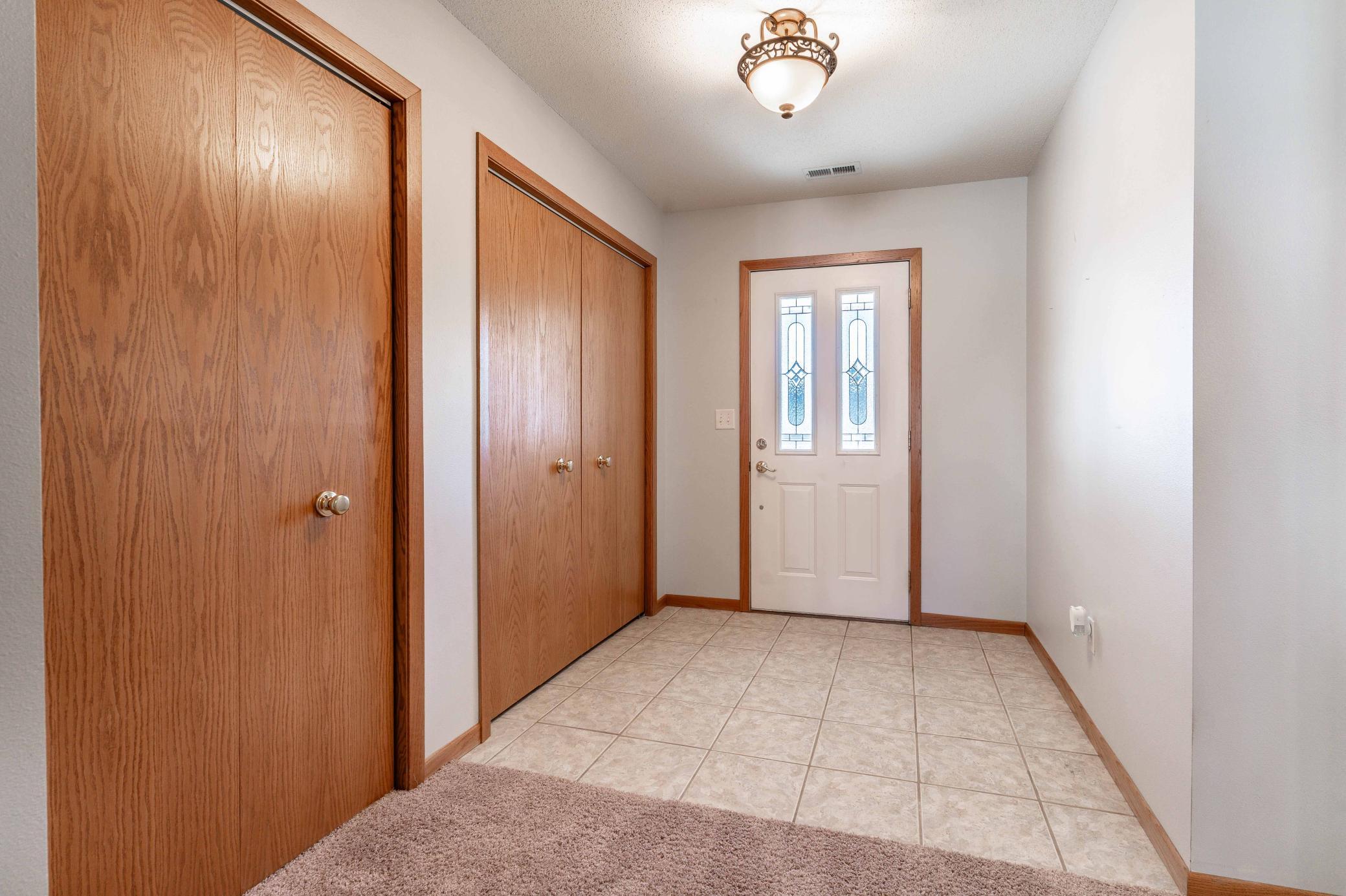 2000 townhouse for sale at 1961 Oakwood View in Fergus Falls, MN — 2 bed, 3 bath (photo 7 of 64)