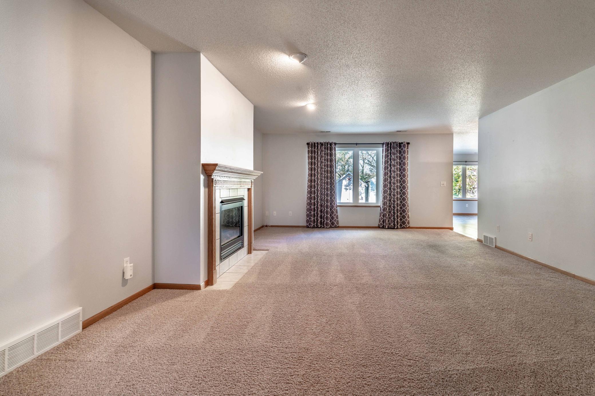 2000 townhouse for sale at 1961 Oakwood View in Fergus Falls, MN — 2 bed, 3 bath (photo 8 of 64)