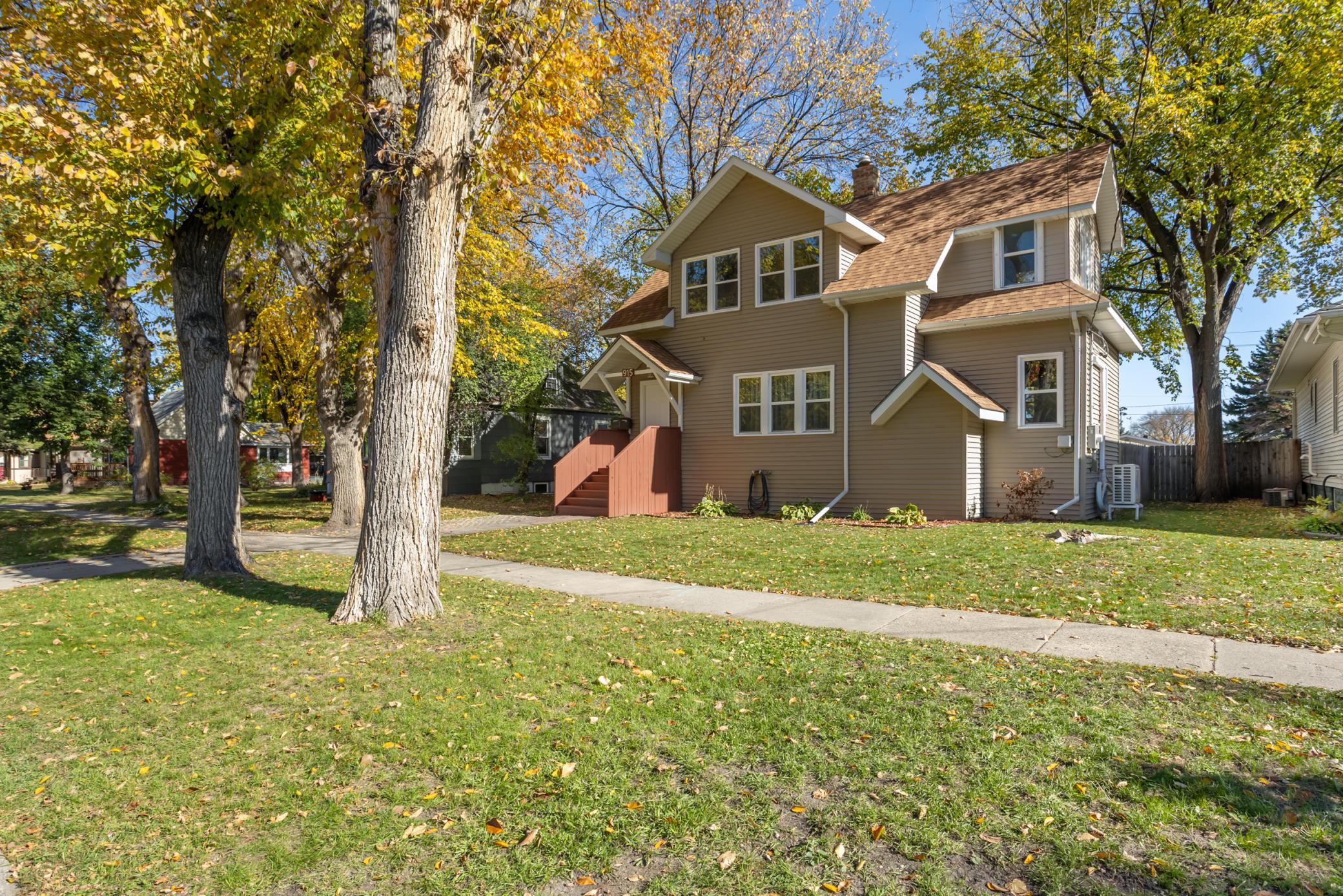 1920 single family home for sale at 915 1st Street N in Fargo, ND — 3 bed, 2 bath (photo 2 of 48)