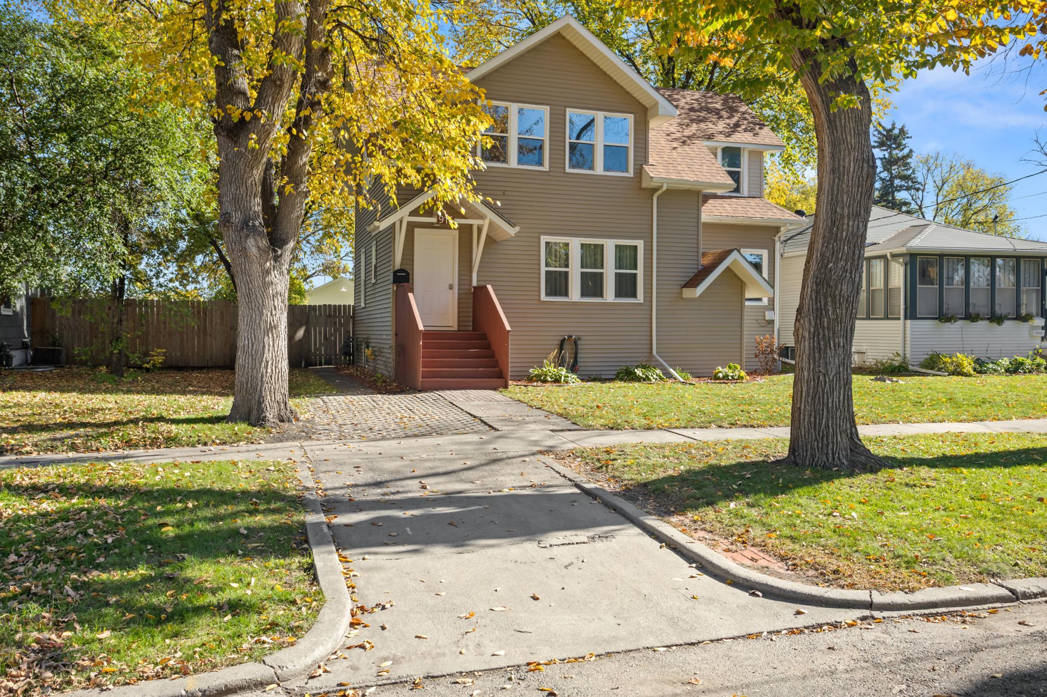 1920 single family home for sale at 915 1st Street N in Fargo, ND — 3 bed, 2 bath (photo 3 of 48)