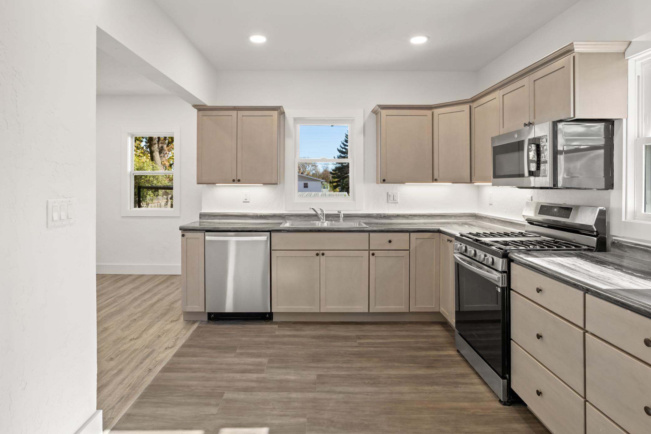 1920 single family home for sale at 915 1st Street N in Fargo, ND — 3 bed, 2 bath (photo 8 of 48)