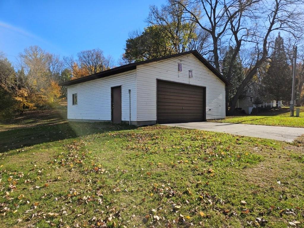 1983 single family home for sale at 38782 Railroad Drive in Richville, MN — 2 bed, 1 bath (photo 5 of 23)