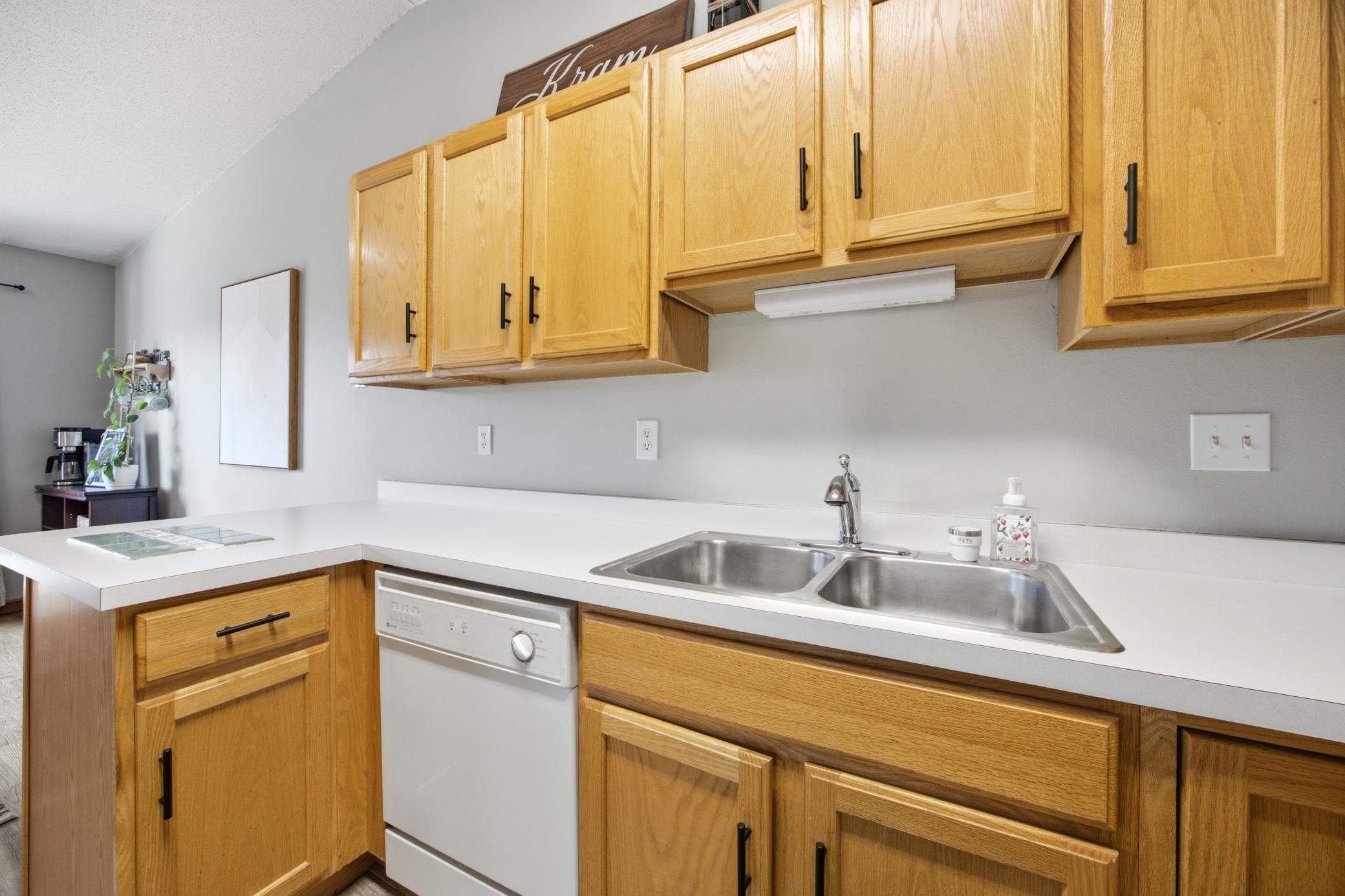 2000 twin home for sale at 1907 50th Street S in Fargo, ND — 3 bed, 2 bath (photo 16 of 44)