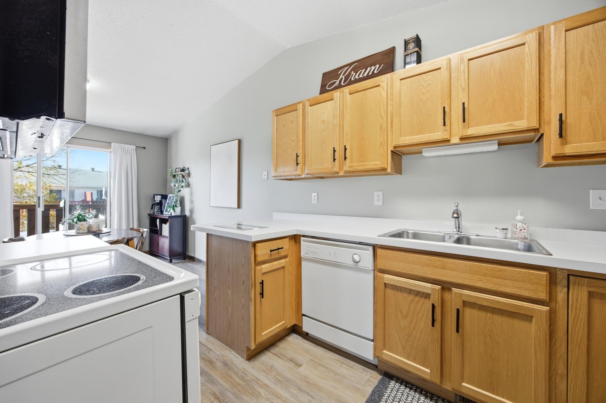 2000 twin home for sale at 1907 50th Street S in Fargo, ND — 3 bed, 2 bath (photo 17 of 44)