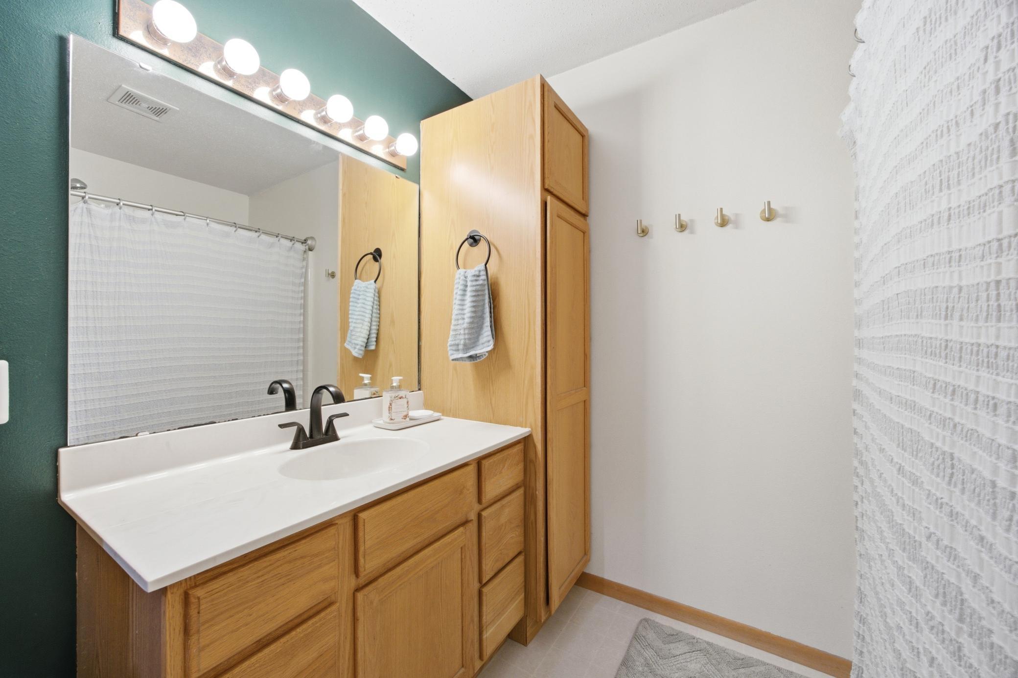 2000 twin home for sale at 1907 50th Street S in Fargo, ND — 3 bed, 2 bath (photo 19 of 44)