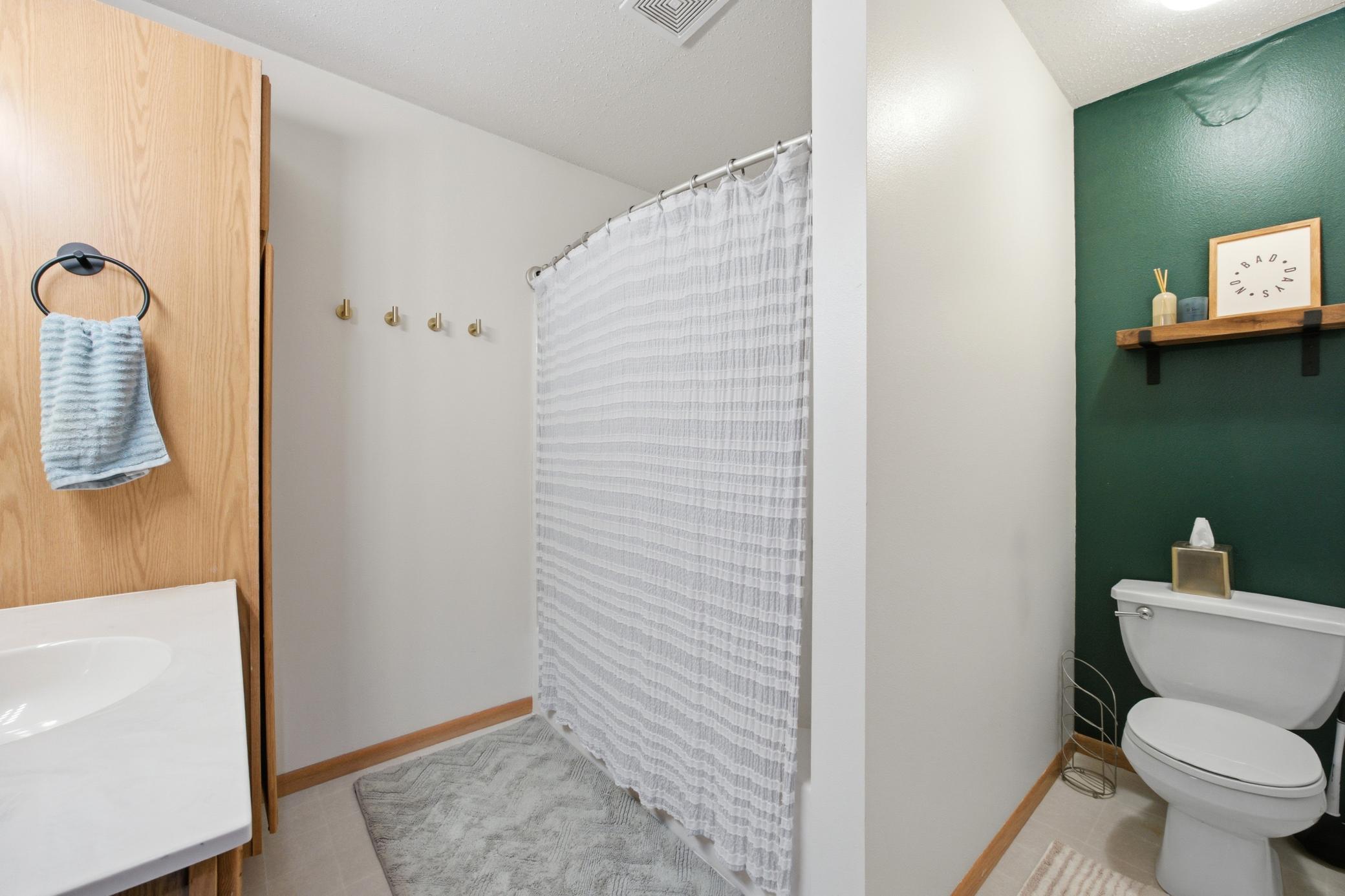 2000 twin home for sale at 1907 50th Street S in Fargo, ND — 3 bed, 2 bath (photo 20 of 44)