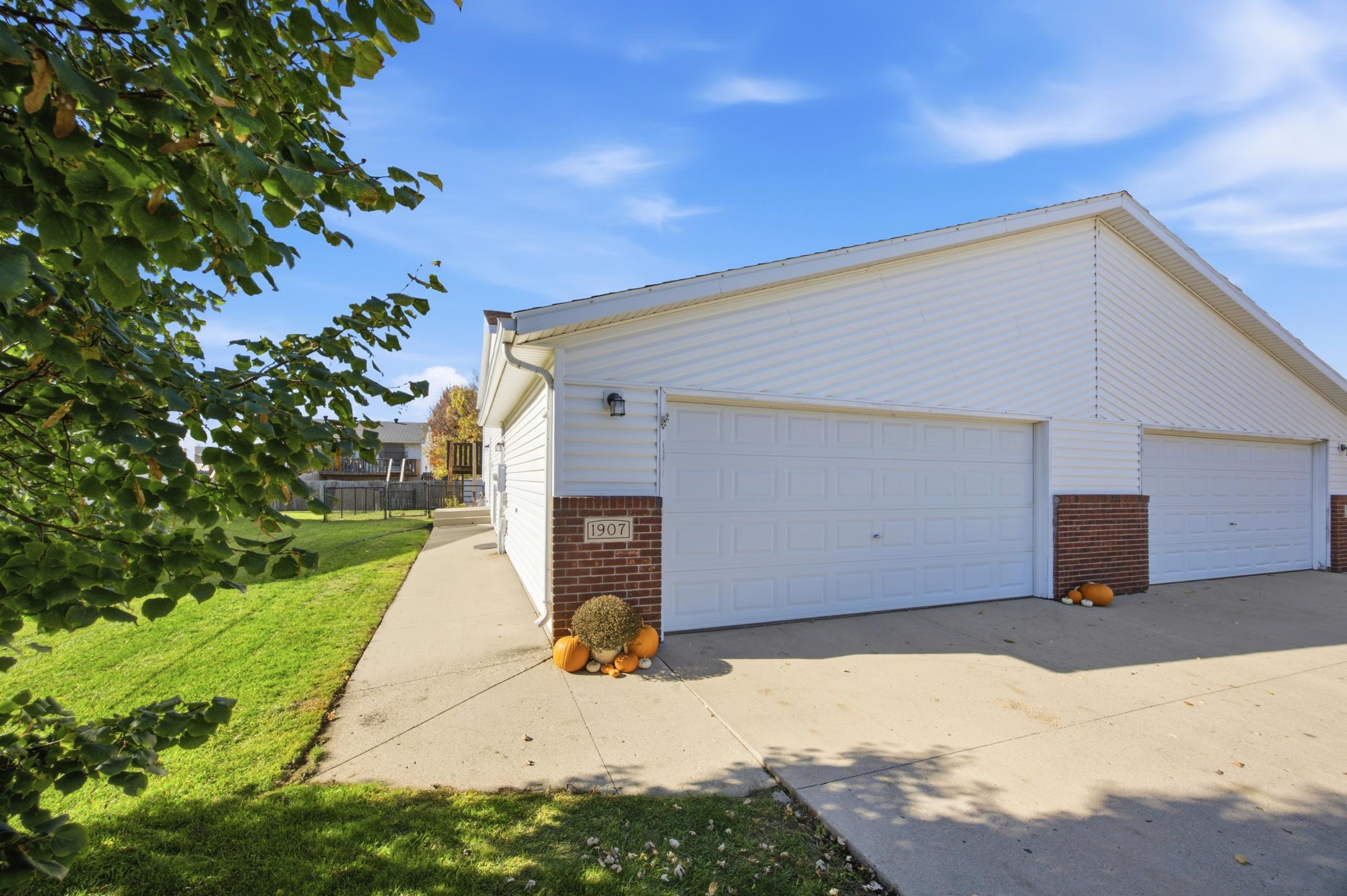 2000 twin home for sale at 1907 50th Street S in Fargo, ND — 3 bed, 2 bath (photo 3 of 44)