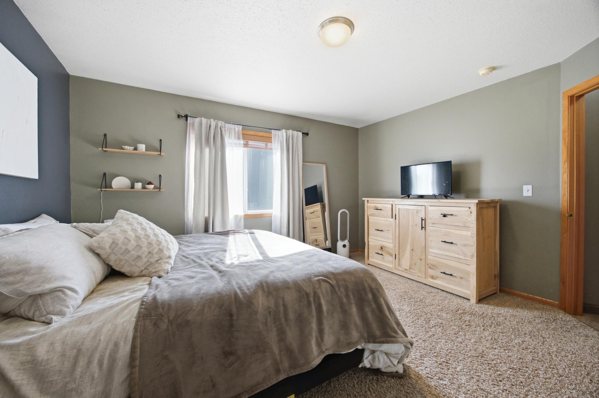 2000 twin home for sale at 1907 50th Street S in Fargo, ND — 3 bed, 2 bath (photo 23 of 44)