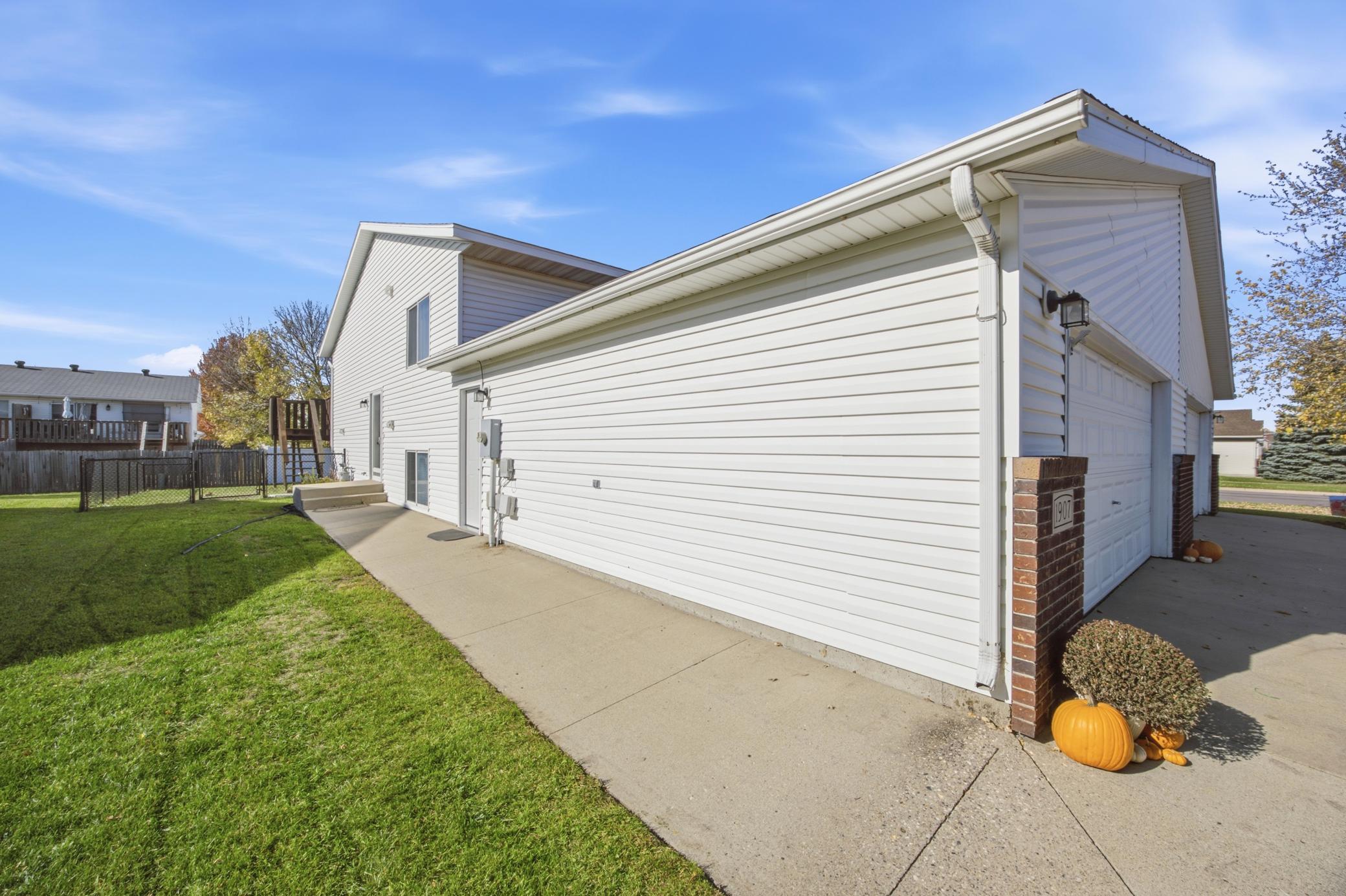 2000 twin home for sale at 1907 50th Street S in Fargo, ND — 3 bed, 2 bath (photo 4 of 44)