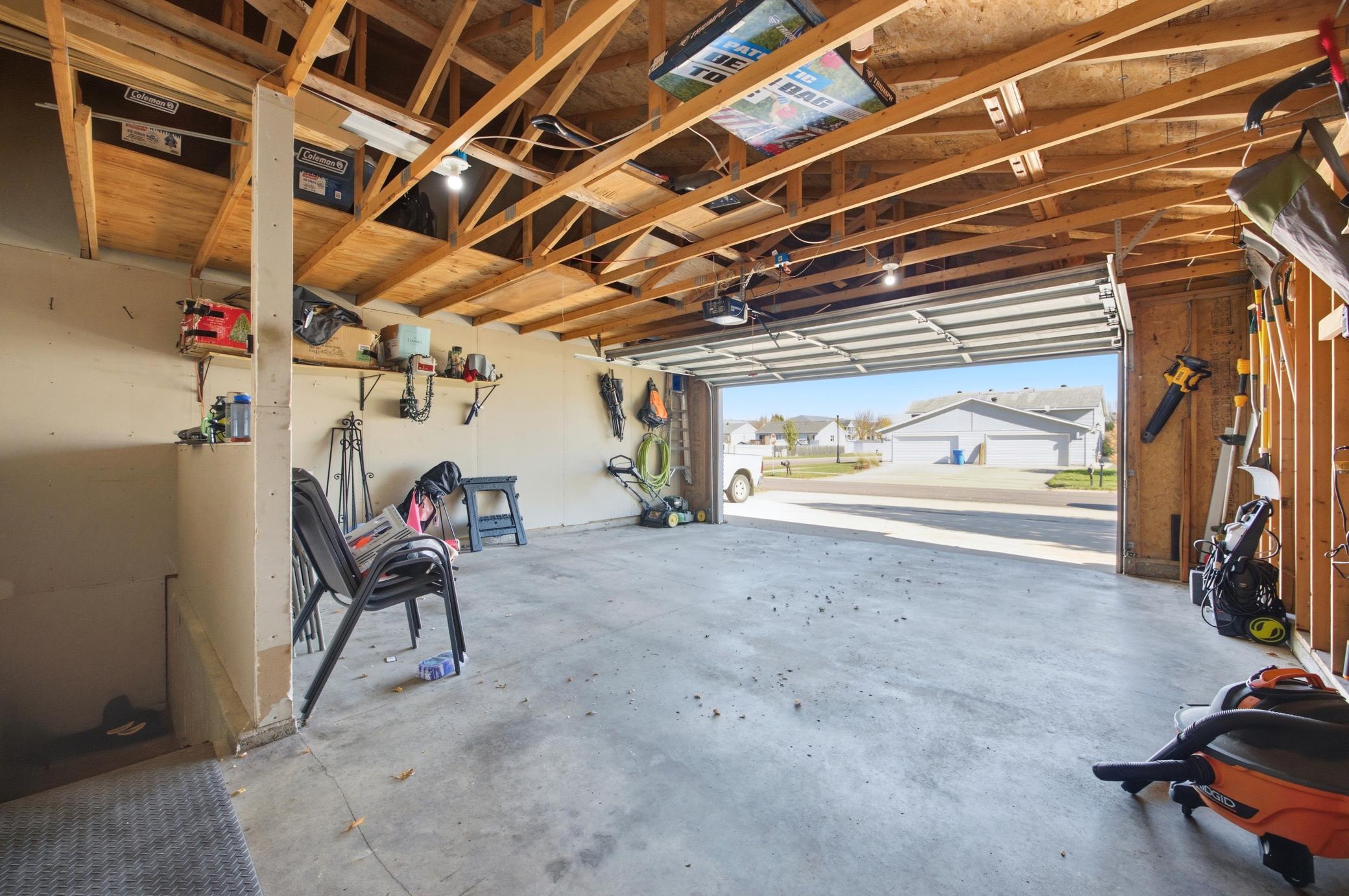 2000 twin home for sale at 1907 50th Street S in Fargo, ND — 3 bed, 2 bath (photo 35 of 44)
