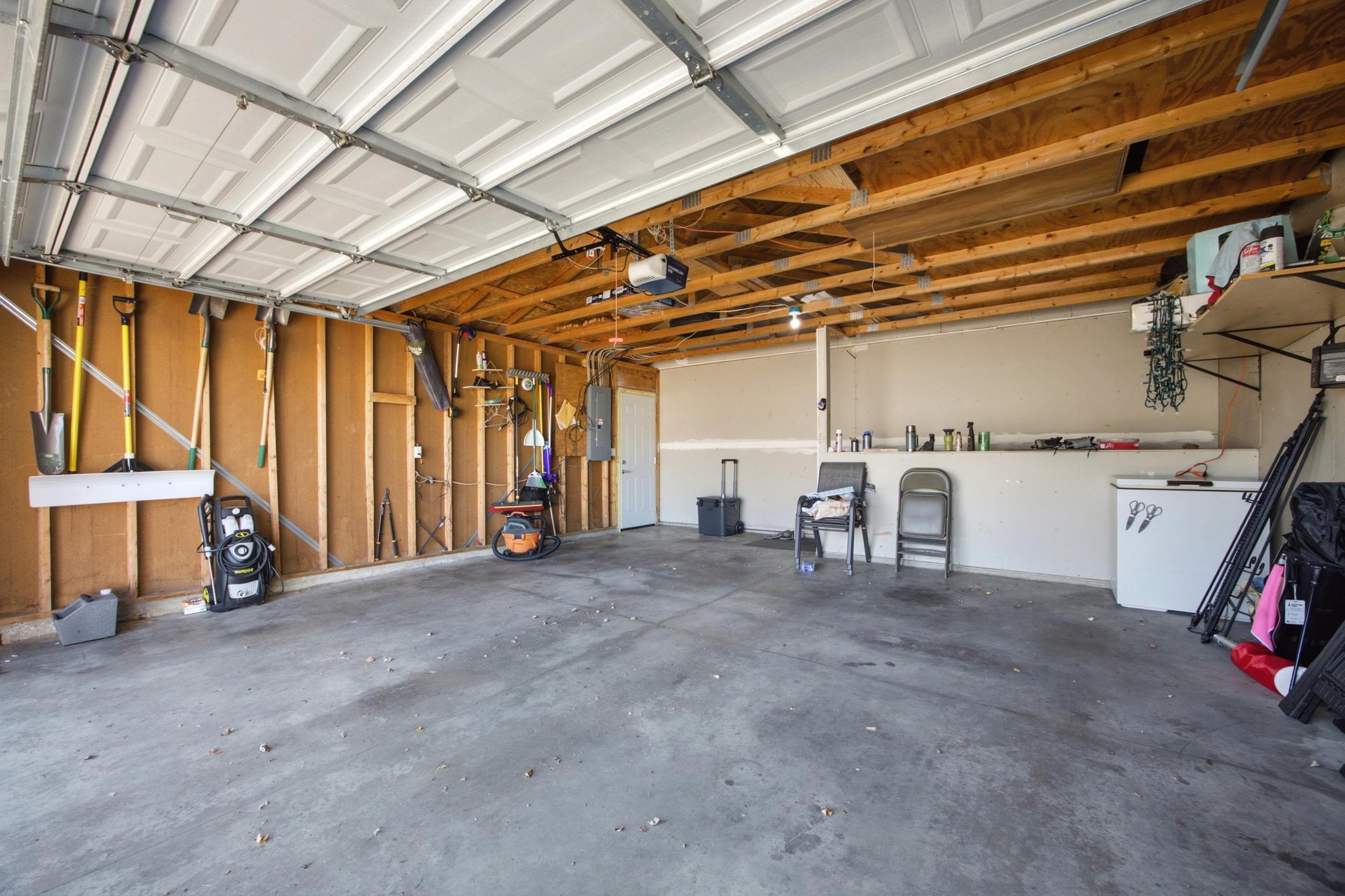 2000 twin home for sale at 1907 50th Street S in Fargo, ND — 3 bed, 2 bath (photo 36 of 44)