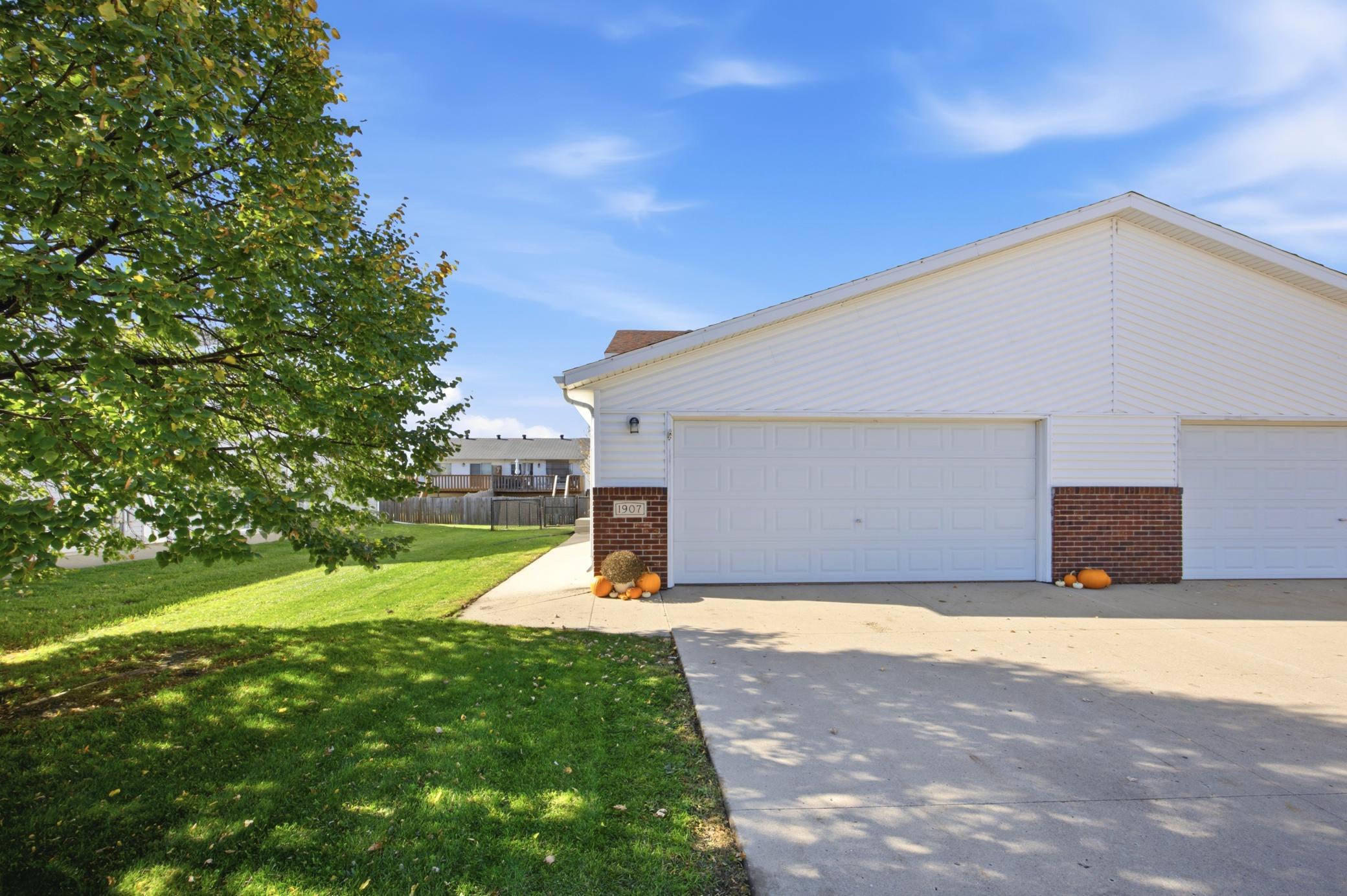 2000 twin home for sale at 1907 50th Street S in Fargo, ND — 3 bed, 2 bath (photo 5 of 44)