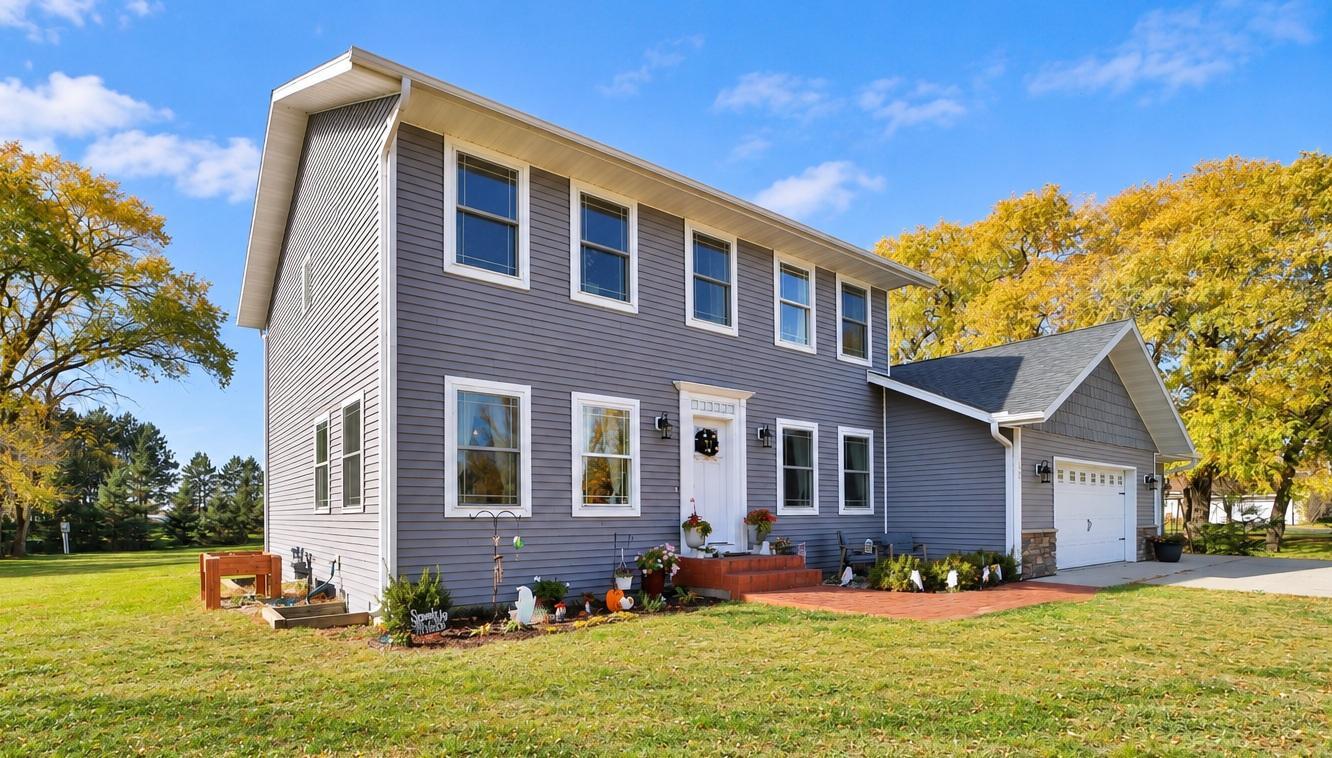2017 single family home for sale at 1527 2nd Street NE in Staples, MN — 5 bed, 4 bath