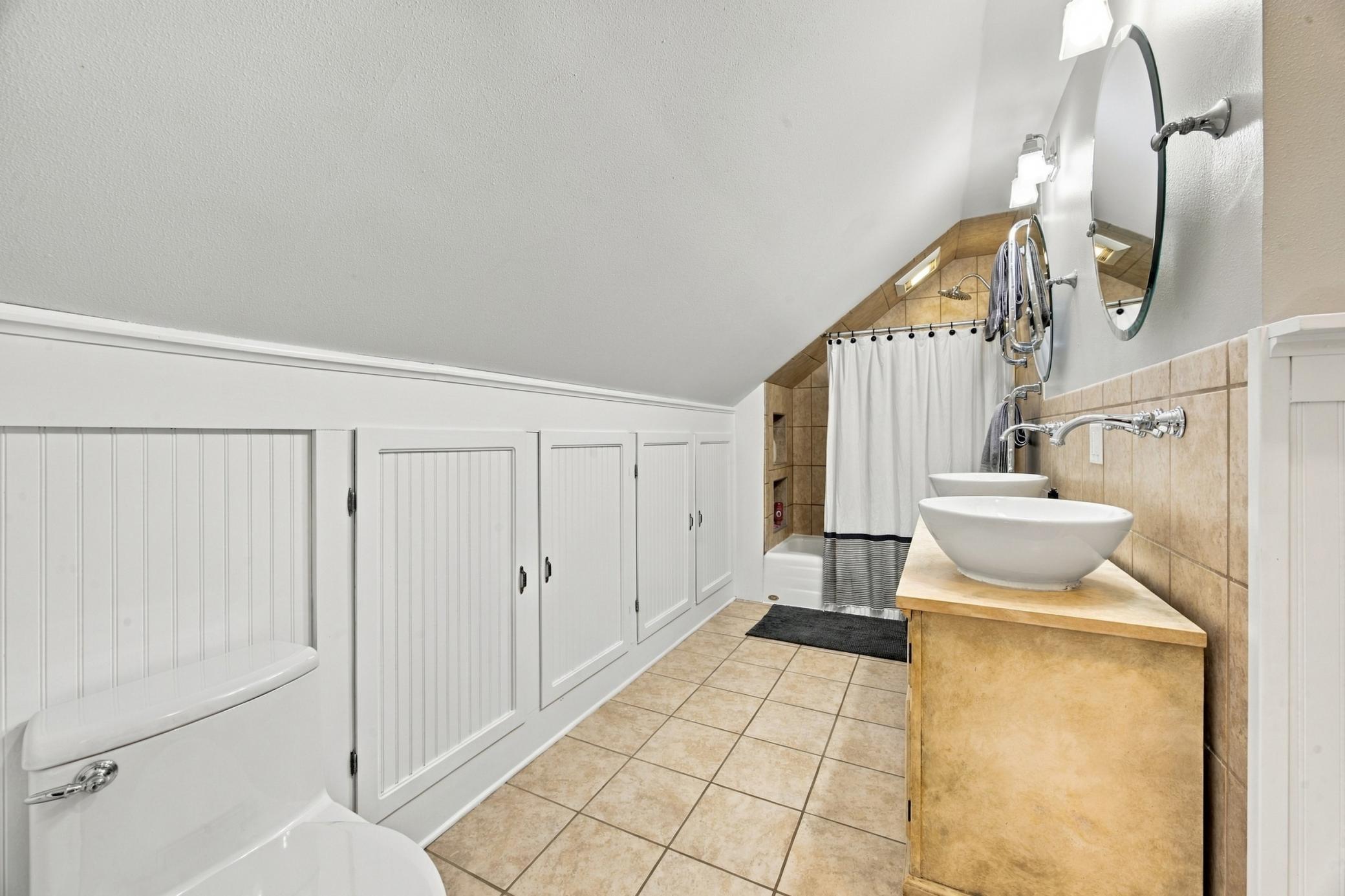 1925 single family home for sale at 1218 3rd Street N in Fargo, ND — 5 bed, 3 bath (photo 18 of 37)