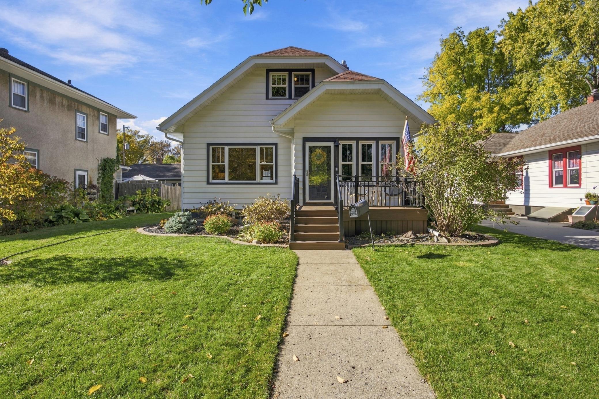 1925 single family home for sale at 1218 3rd Street N in Fargo, ND — 5 bed, 3 bath (photo 3 of 37)