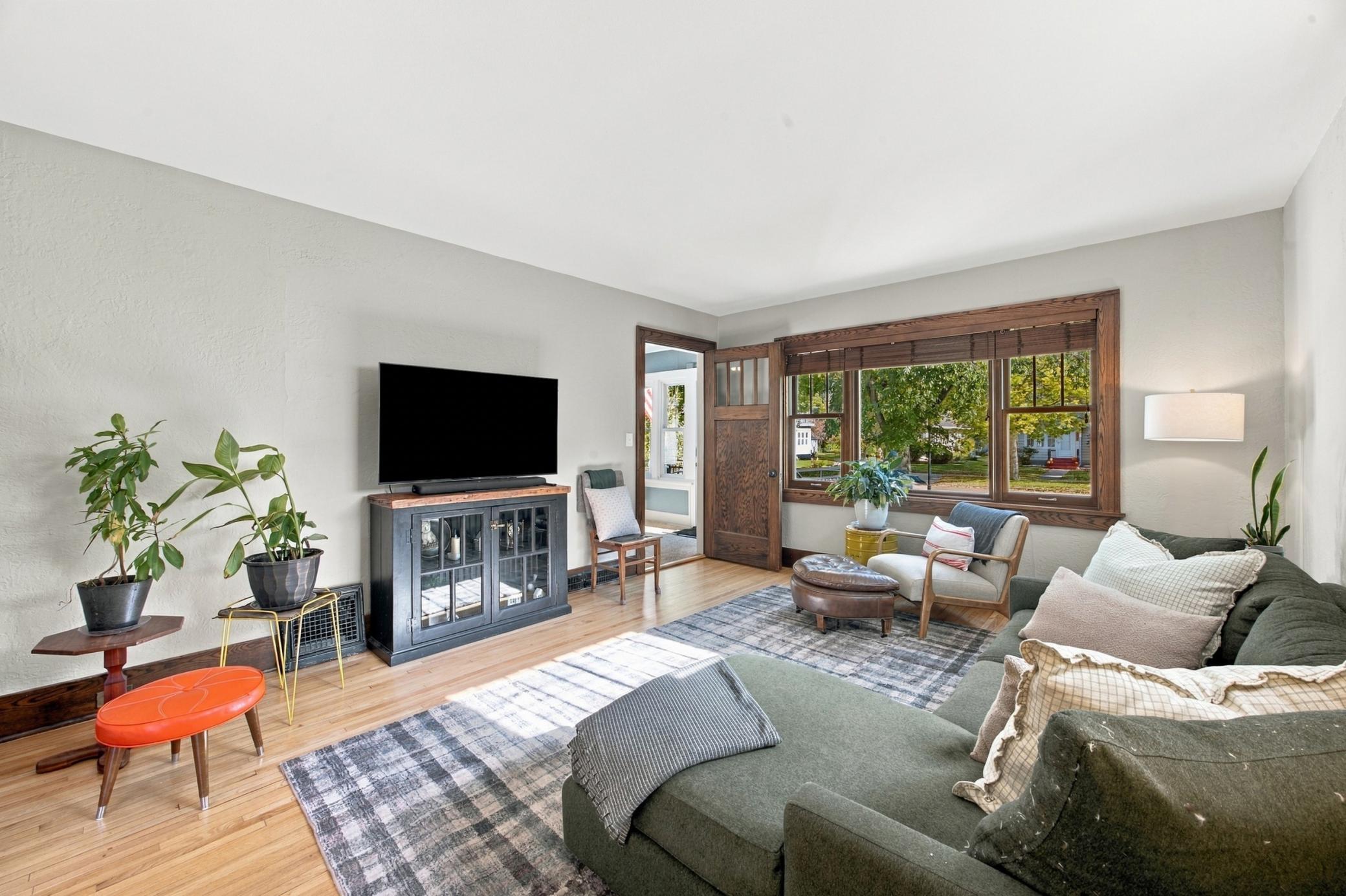 1925 single family home for sale at 1218 3rd Street N in Fargo, ND — 5 bed, 3 bath (photo 5 of 37)