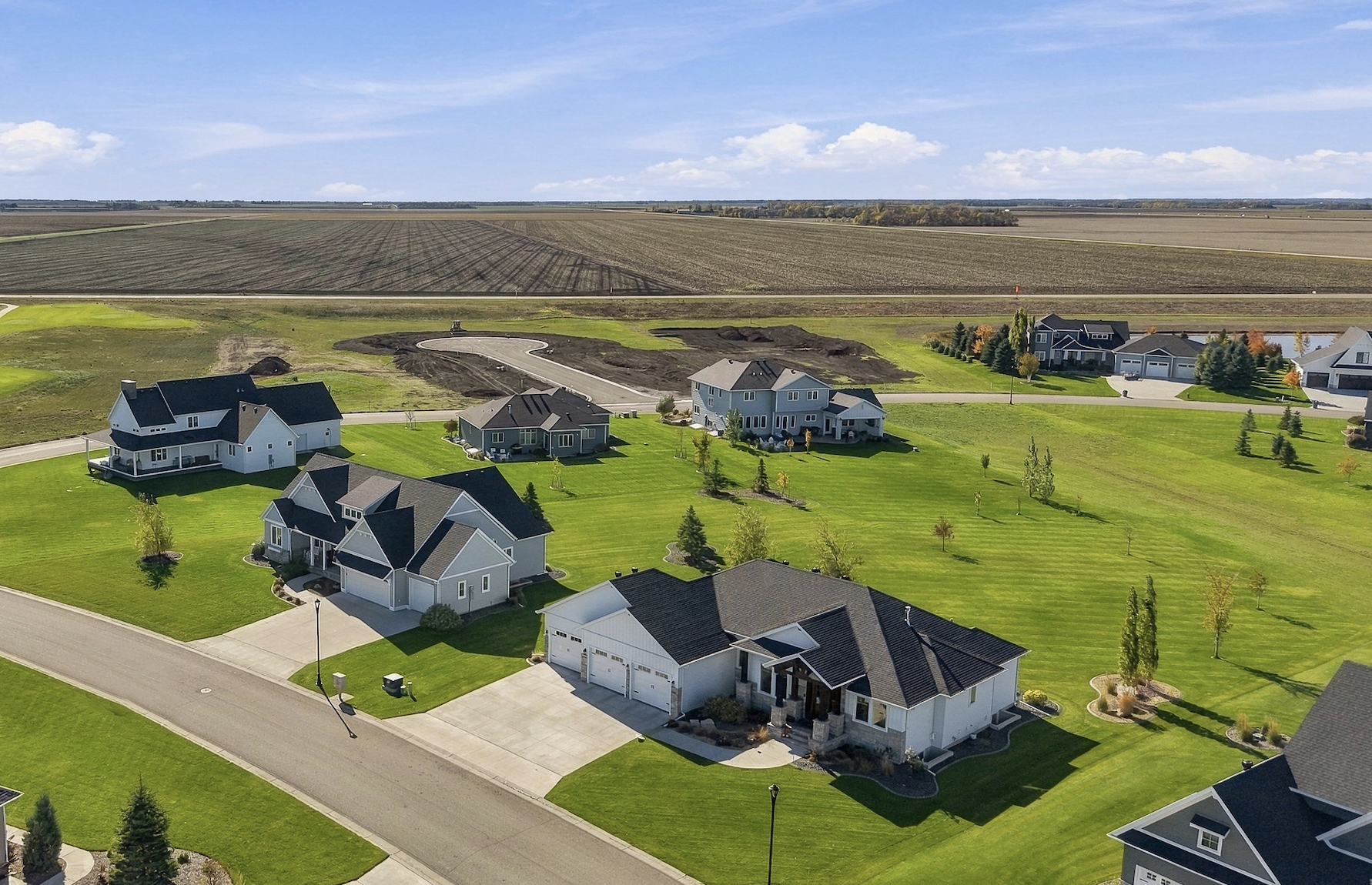2017 single family home for sale at 356 Trent Jones Drive in Oxbow, ND — 5 bed, 3 bath (photo 57 of 71)