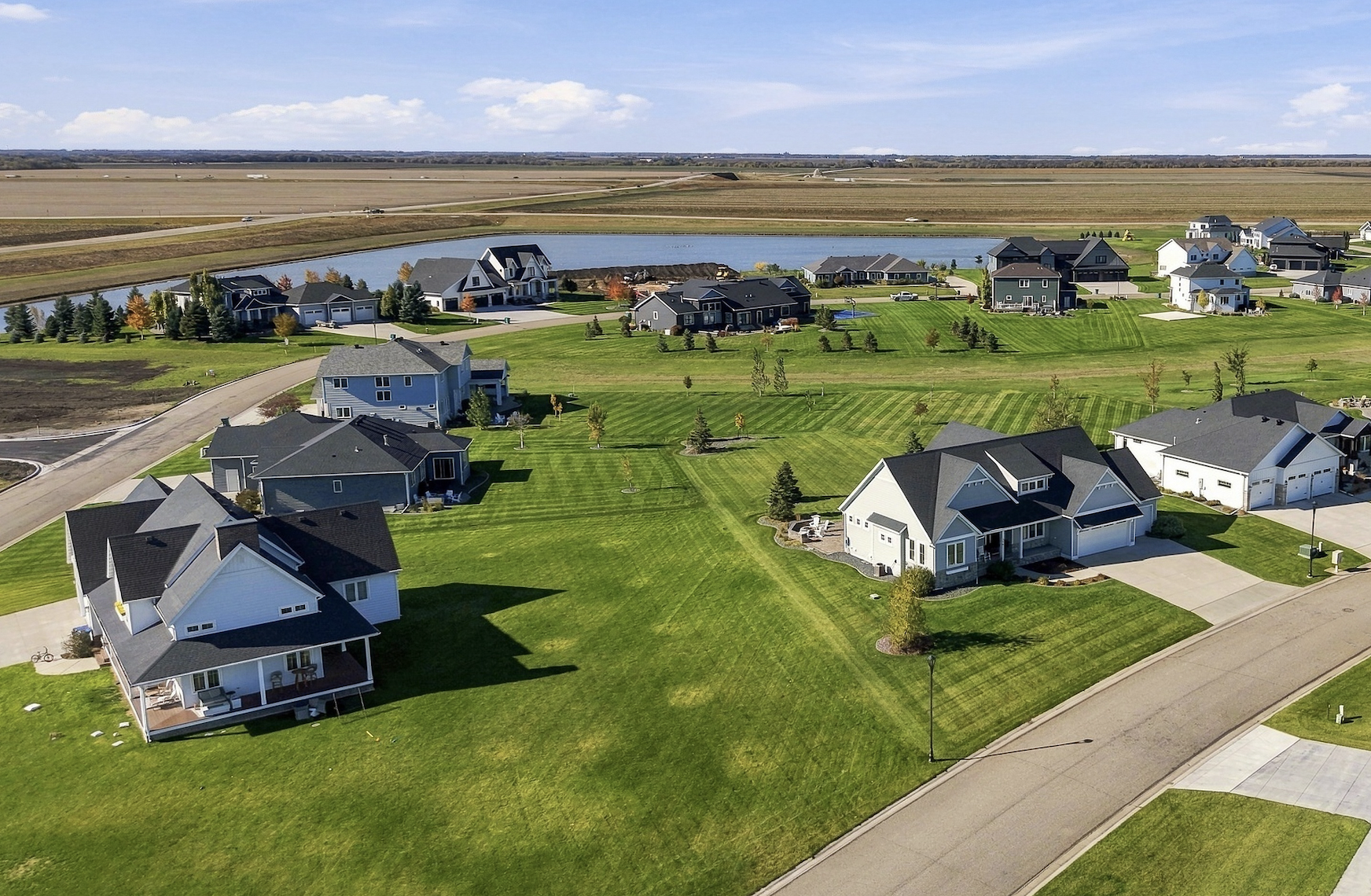 2017 single family home for sale at 356 Trent Jones Drive in Oxbow, ND — 5 bed, 3 bath (photo 58 of 71)
