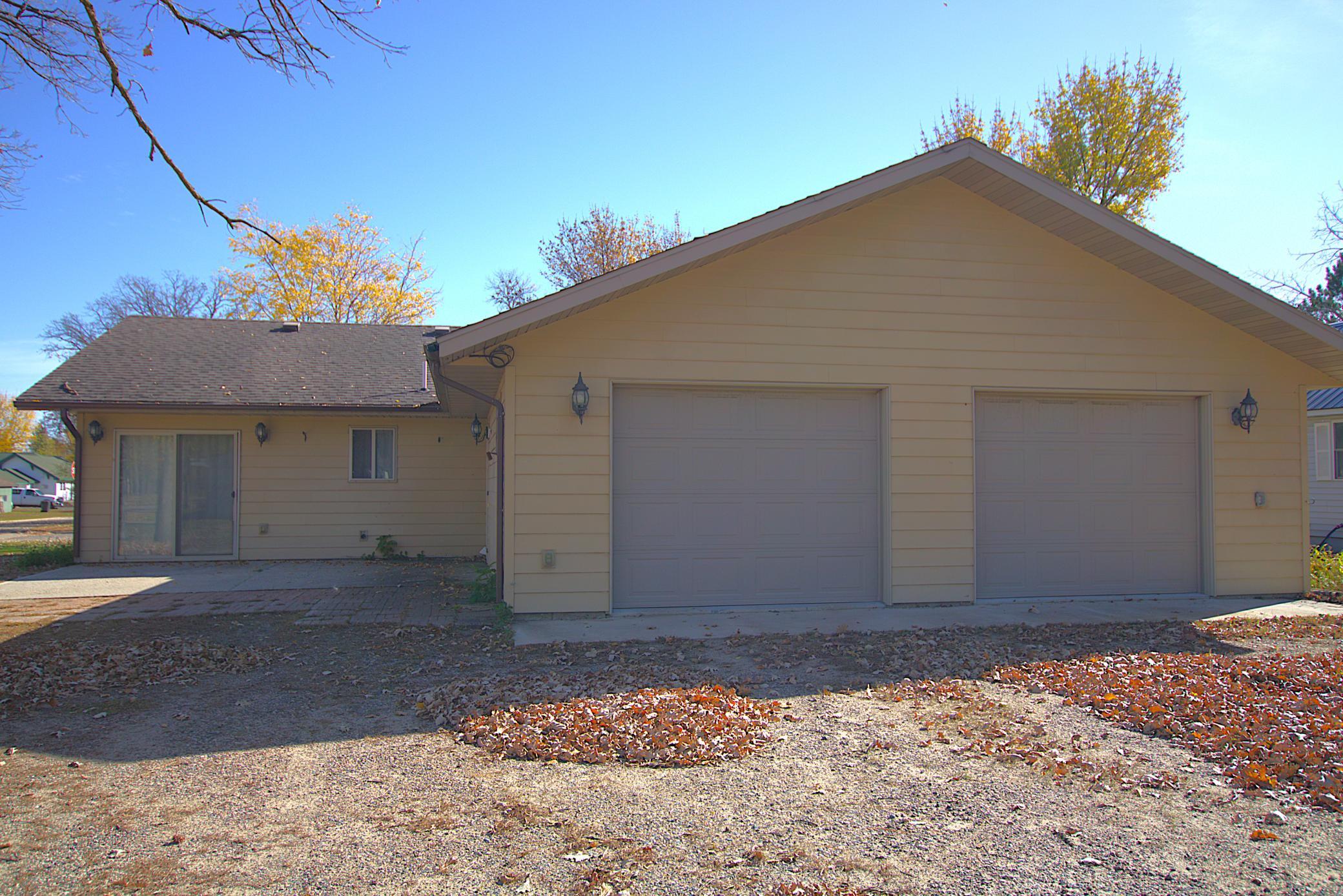 2006 single family home for sale at 501 2nd Street SW in Staples, MN — 3 bed, 2 bath (photo 3 of 27)