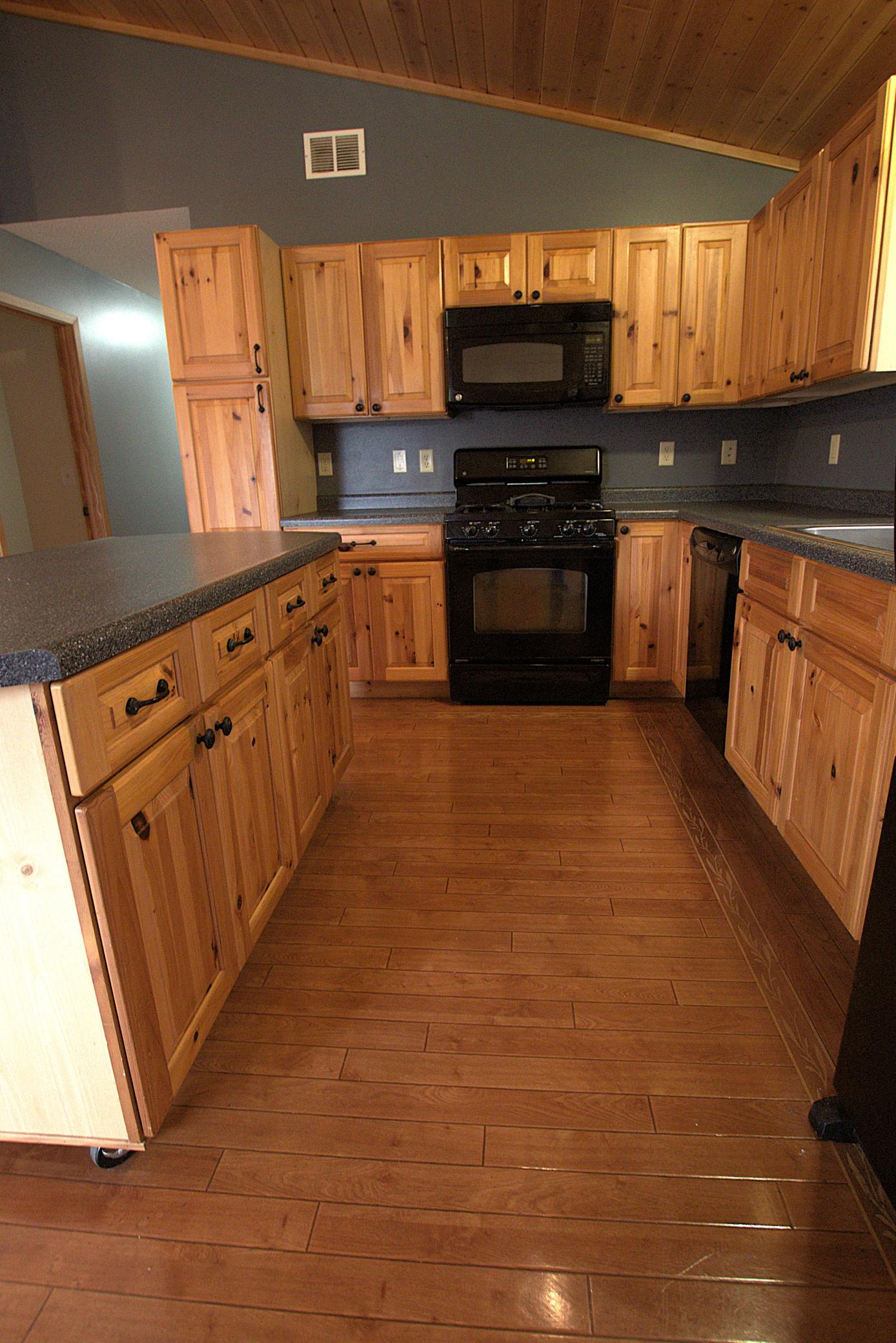 2006 single family home for sale at 501 2nd Street SW in Staples, MN — 3 bed, 2 bath (photo 5 of 27)