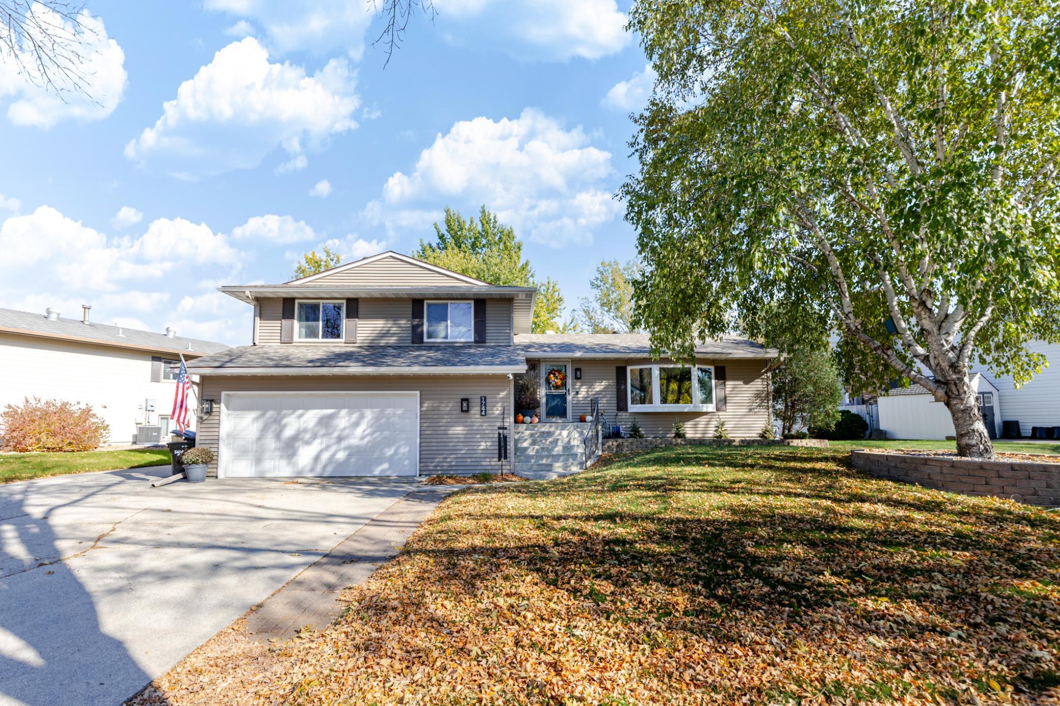 1976 single family home for sale at 1744 23rd Street S in Fargo, ND — 4 bed, 4 bath (photo 2 of 71)