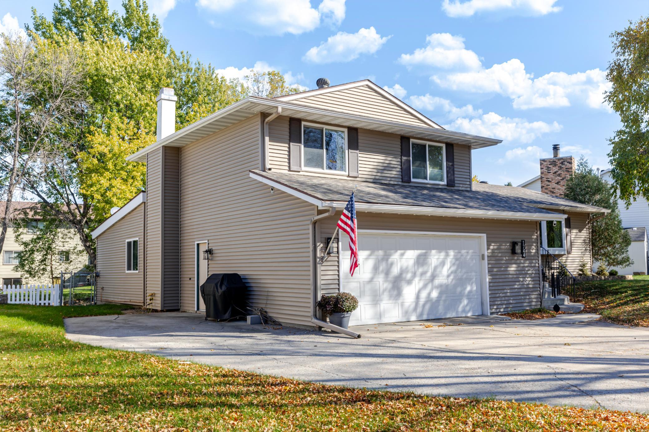 1976 single family home for sale at 1744 23rd Street S in Fargo, ND — 4 bed, 4 bath (photo 3 of 71)